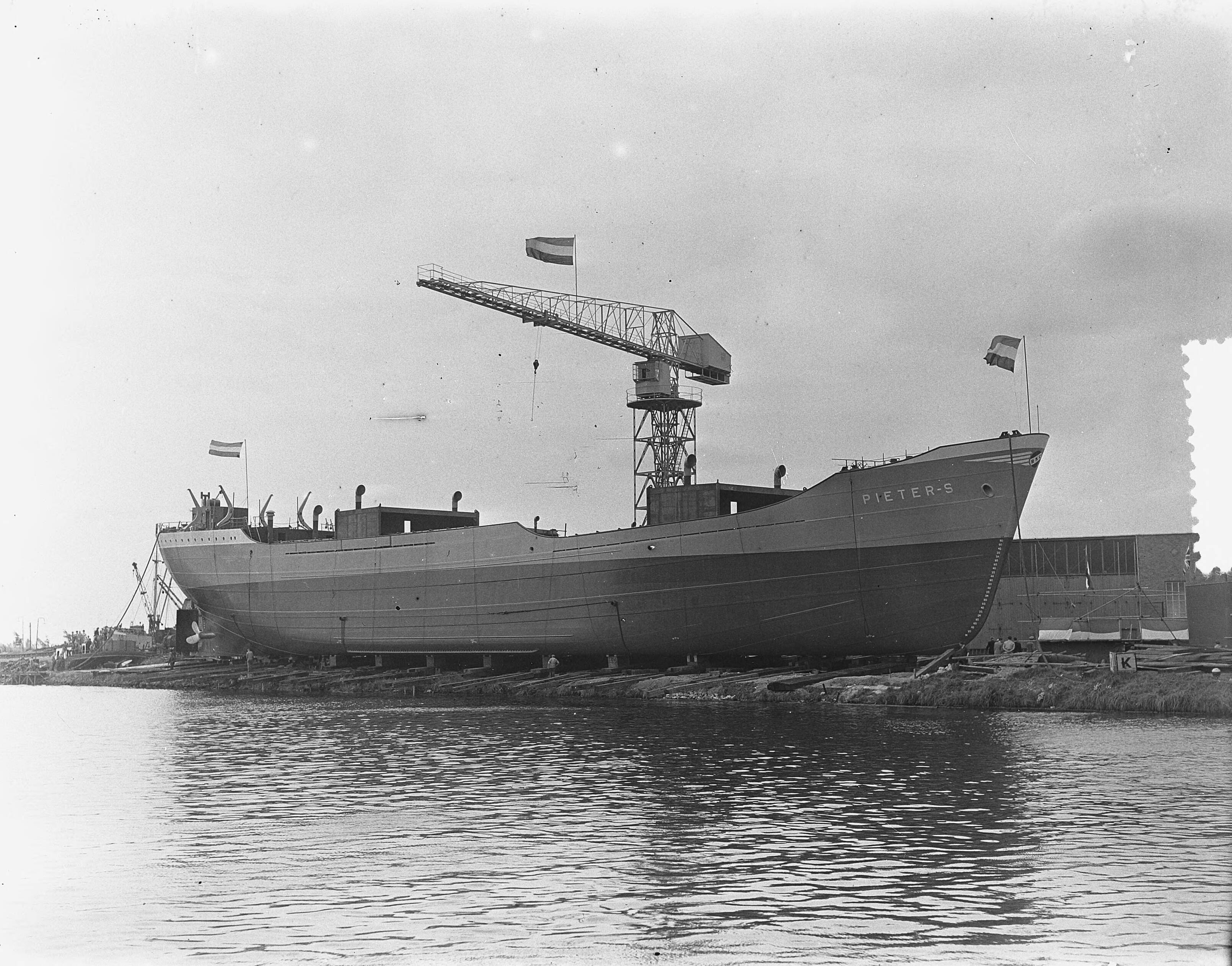 Fotocollectie Anefo — Tewaterlating van motorschip "Pieter S.", gebouw voor de Rotterdamse Kolencentrale bij de N.V. Terneuzense Scheepsbouwmaatschappij — Foto: Duinen, H. van / Anefo. Licentie: Set B: Rechtenvrij / Publiek Domein. Bron: Nationaal Archief. http://hdl.handle.net/10648/a91154e8-d0b4-102d-bcf8-003048976d84