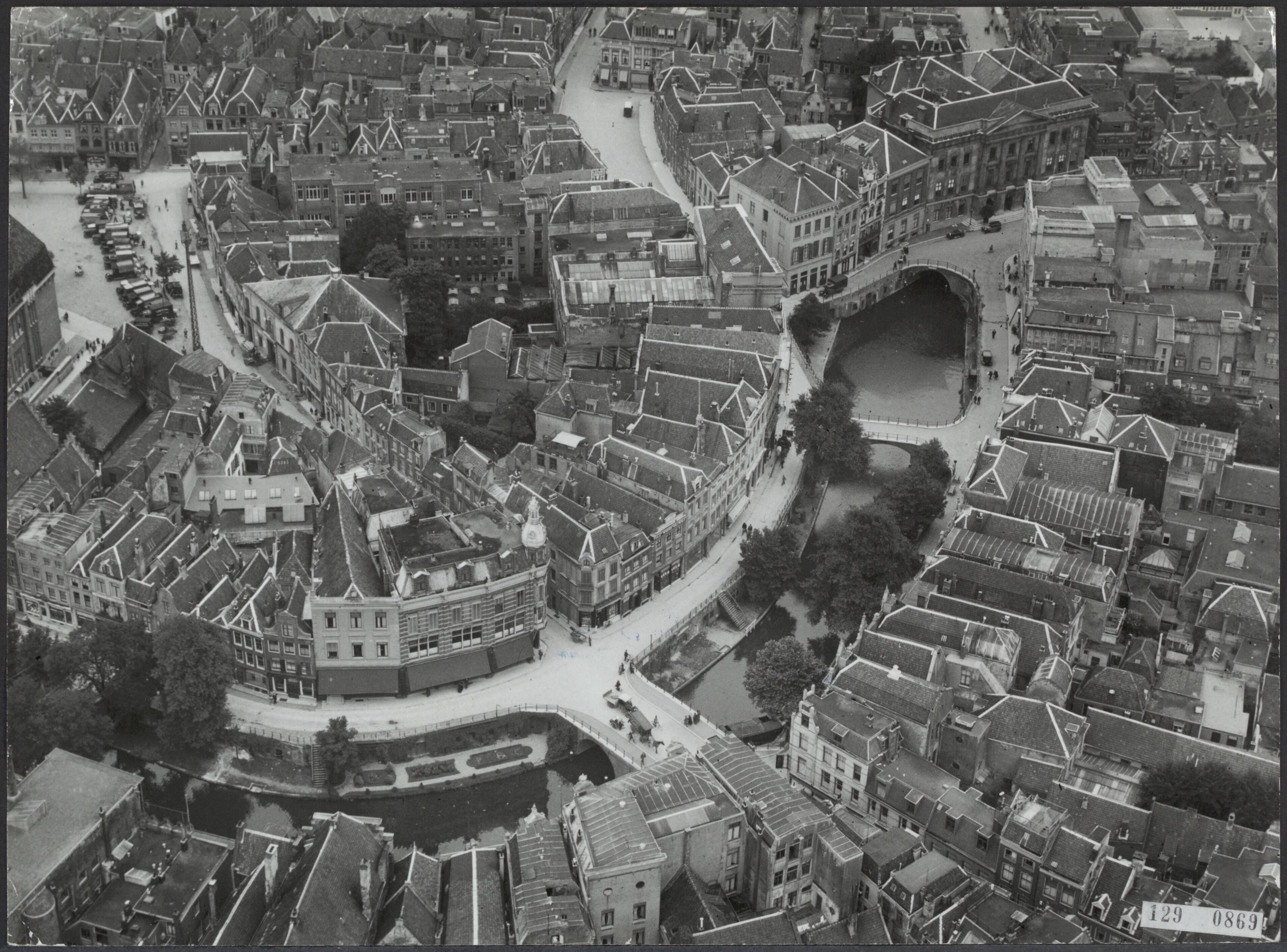 Fotocollectie Rijksvoorlichtingsdienst Eigen — Luchtopname Utrecht. Akerbrug en omgeving 1927 [Oude Gracht] — Foto: KLM Aerocarto / Rechtenvrij. Licentie: Set B: Rechtenvrij / Publiek Domein. Bron: Nationaal Archief. http://hdl.handle.net/10648/af47fa06-d0b4-102d-bcf8-003048976d84