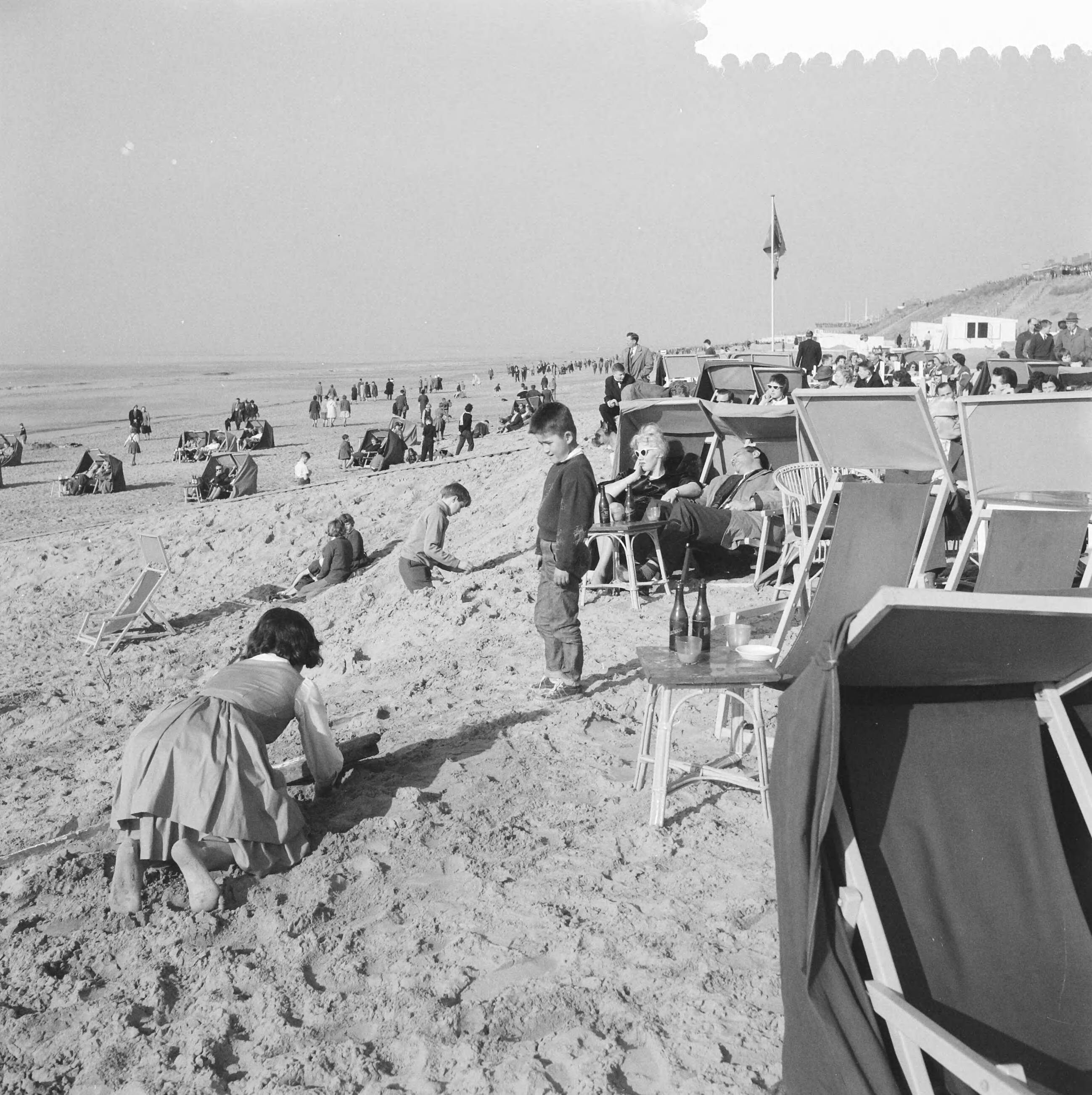 Fotocollectie Anefo — Drukte op het strand te Zandvoort — Foto: Lindeboom, Henk / Anefo. Licentie: Set B: Rechtenvrij / Publiek Domein. Bron: Nationaal Archief. http://hdl.handle.net/10648/a9aa12dc-d0b4-102d-bcf8-003048976d84