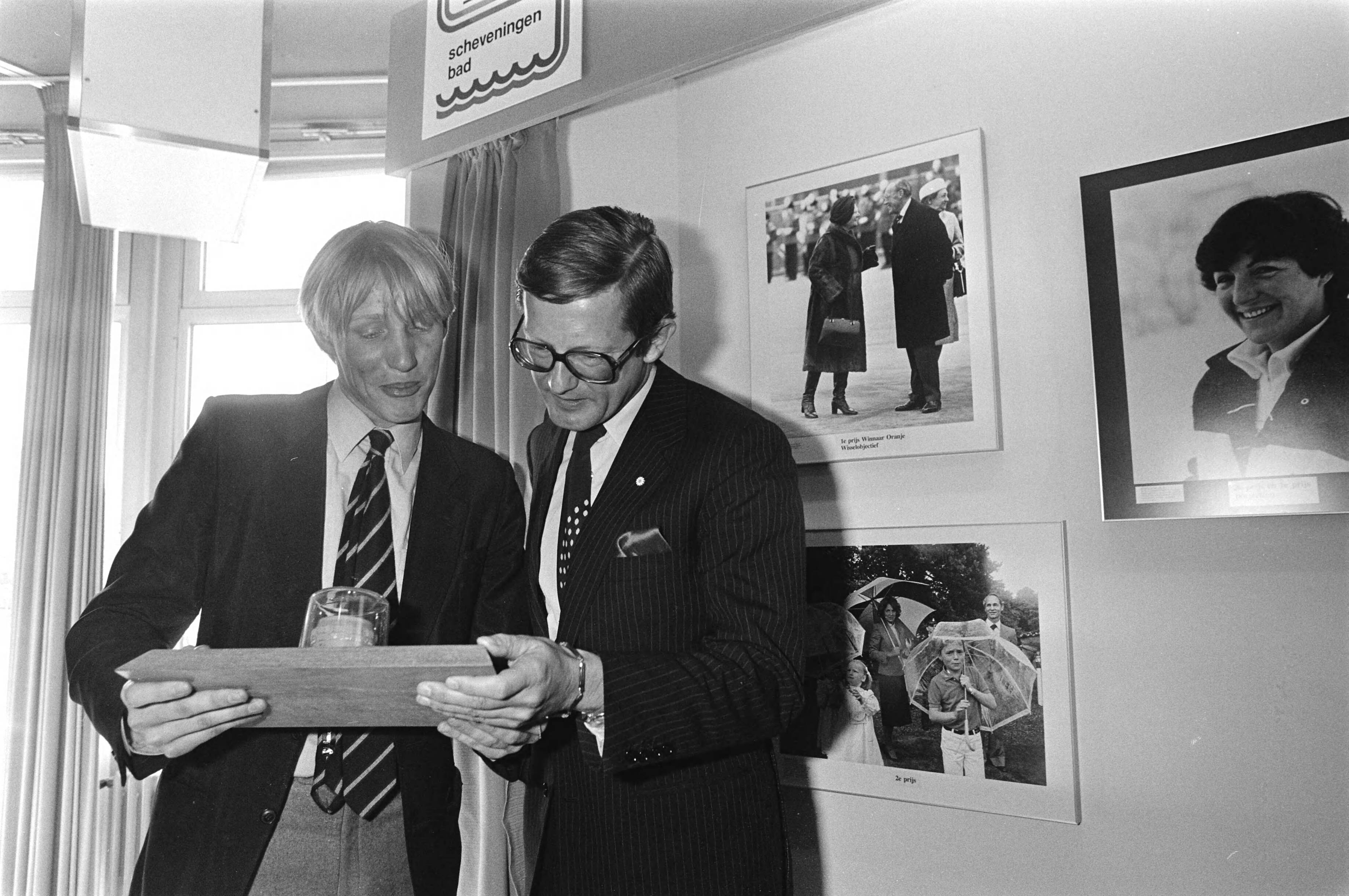 Fotocollectie Anefo — Uitreiking Oranje-wissel-objectief-1980 door Pieter van Vollenhoven aan Pieter Magielsen van Nationaal Foto Persburo — Foto: Dijk, Hans van / Anefo. Licentie: Set B: Rechtenvrij / Publiek Domein. Bron: Nationaal Archief. http://hdl.handle.net/10648/acf9978c-d0b4-102d-bcf8-003048976d84