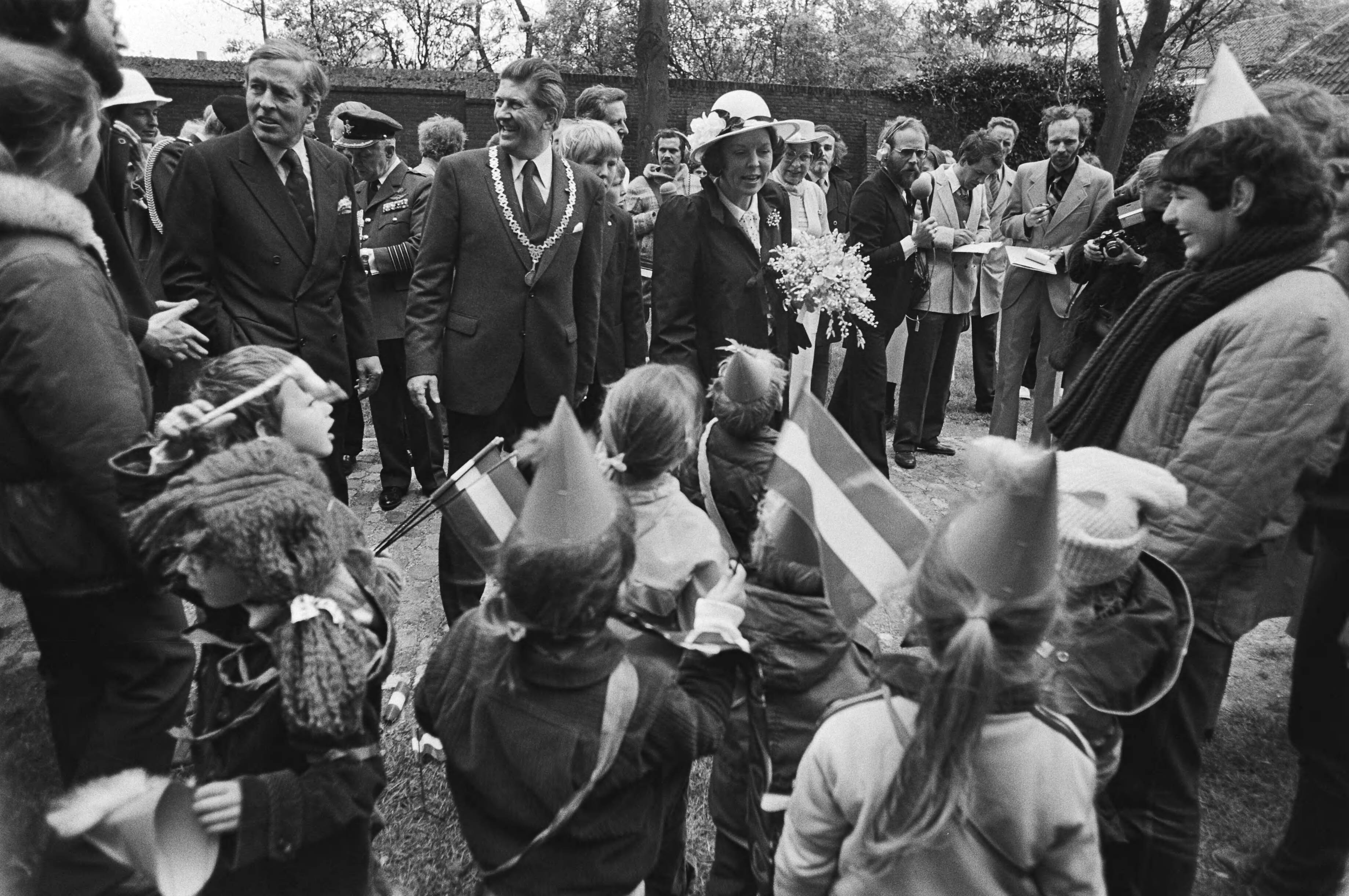 Fotocollectie Anefo — Viering Koninginnedag in Veere, het koninklijk gezin bekijkt de spelletjes van de kinderen in Veere — Foto: Bogaerts, Rob / Anefo. Licentie: Set B: Rechtenvrij / Publiek Domein. Bron: Nationaal Archief. http://hdl.handle.net/10648/acfab590-d0b4-102d-bcf8-003048976d84