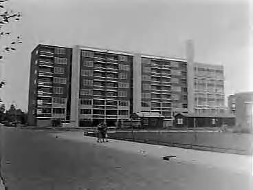 Fotocollectie Anefo — Bouw flats met 7 woonlagen in Den Haag — Foto: Behrens, Herbert F. / Anefo. Licentie: Set B: Rechtenvrij / Publiek Domein. Bron: Nationaal Archief. http://hdl.handle.net/10648/a96aaf20-d0b4-102d-bcf8-003048976d84