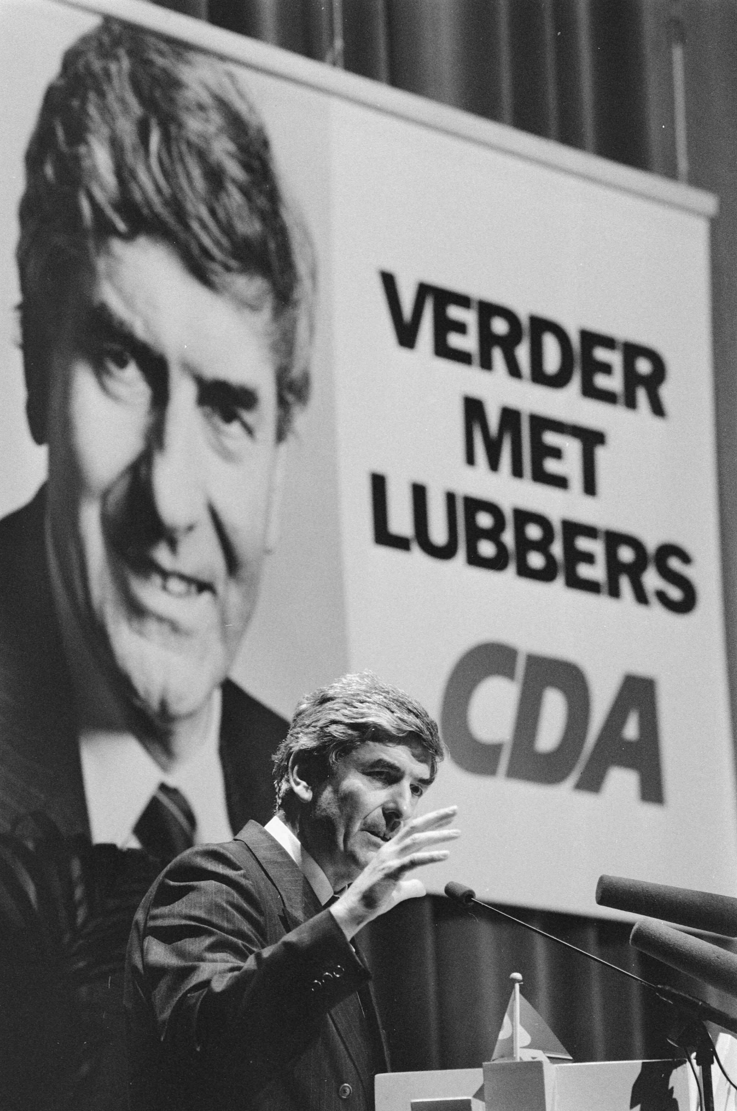 CDA-partijraad in Bussum — Premier Lubbers tijdens een toespraak — Foto: Croes, Rob C. / Anefo. Licentie: Set B: Rechtenvrij / Publiek Domein. Bron: Nationaal Archief. http://hdl.handle.net/10648/ad73d952-d0b4-102d-bcf8-003048976d84