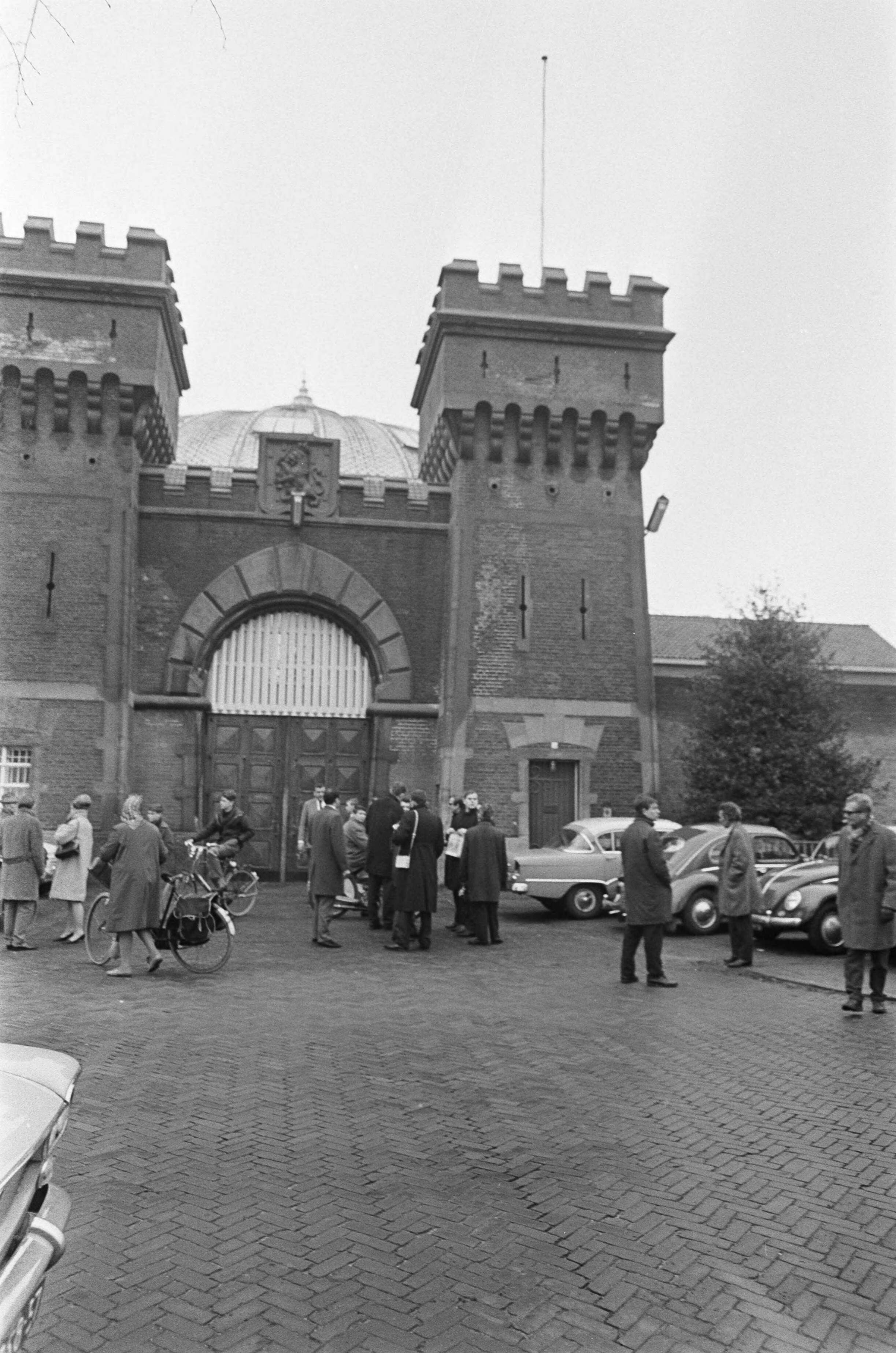 Fotocollectie Anefo — Kampbeul Kotälla getrouwd, gevangenis Breda — Foto: Kroon, Ron / Anefo. Licentie: Set B: Rechtenvrij / Publiek Domein. Bron: Nationaal Archief. http://hdl.handle.net/10648/ab09d982-d0b4-102d-bcf8-003048976d84
