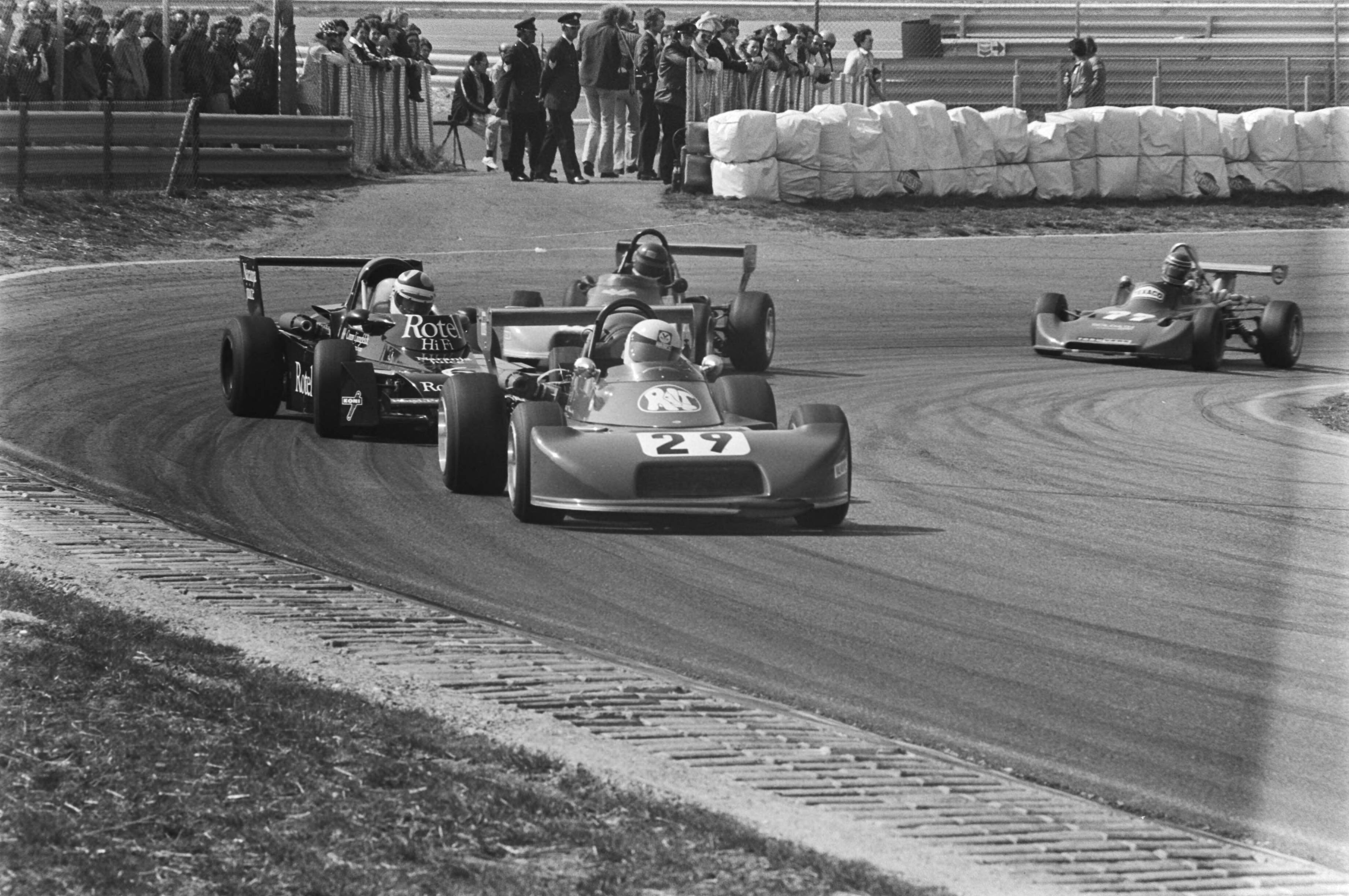 Fotocollectie Anefo — Paasraces op Zandvoort ( Formule III ) — Foto: Croes, Rob C. / Anefo. Licentie: Set B: Rechtenvrij / Publiek Domein. Bron: Nationaal Archief. http://hdl.handle.net/10648/ac81bf3c-d0b4-102d-bcf8-003048976d84