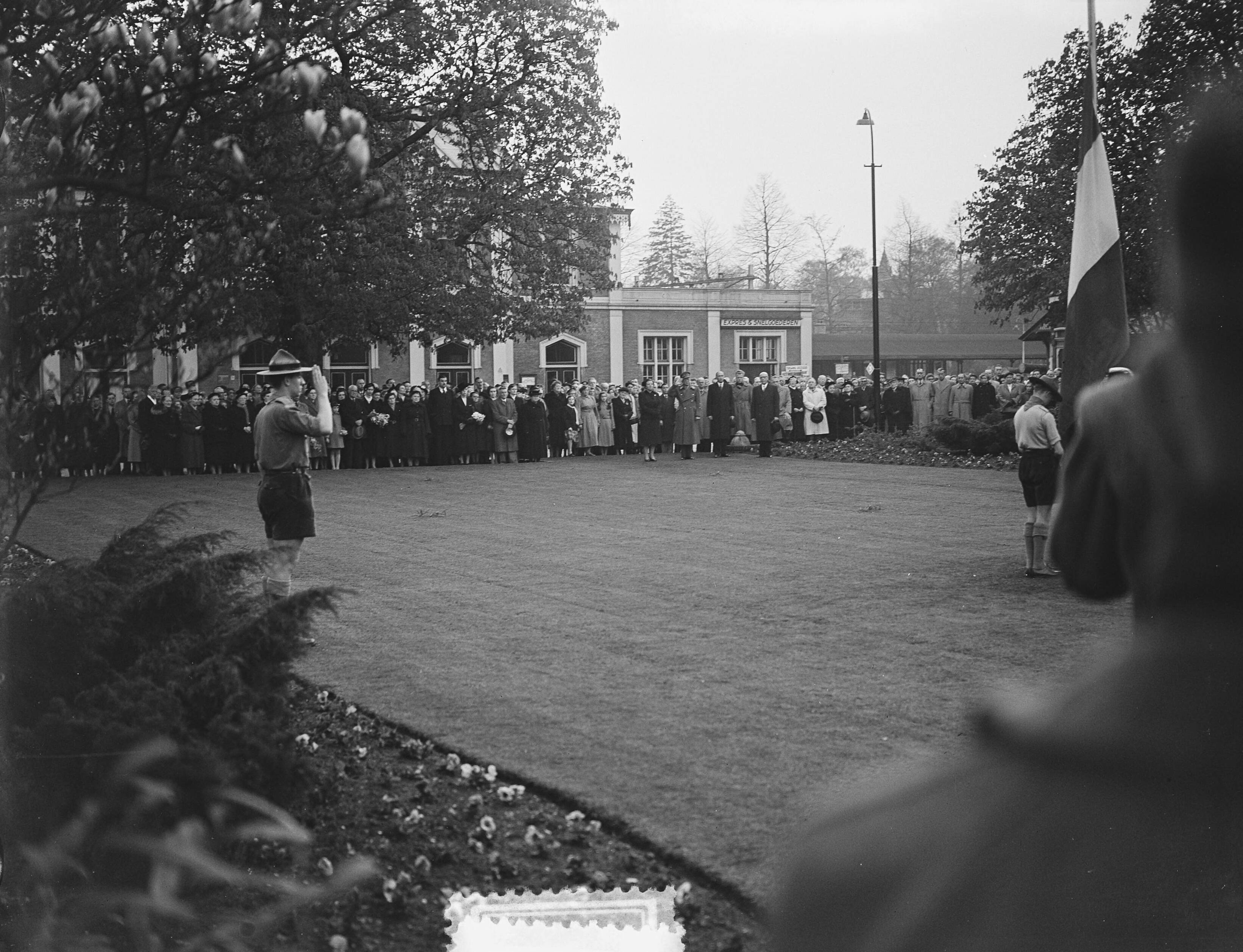 Fotocollectie Anefo — Dodenherdenking. Kranslegging door koningin Juliana en prins Bernhard te Baarn — Foto: Bilsen, Joop van / Anefo. Licentie: Set B: Rechtenvrij / Publiek Domein. Bron: Nationaal Archief. http://hdl.handle.net/10648/a9217170-d0b4-102d-bcf8-003048976d84