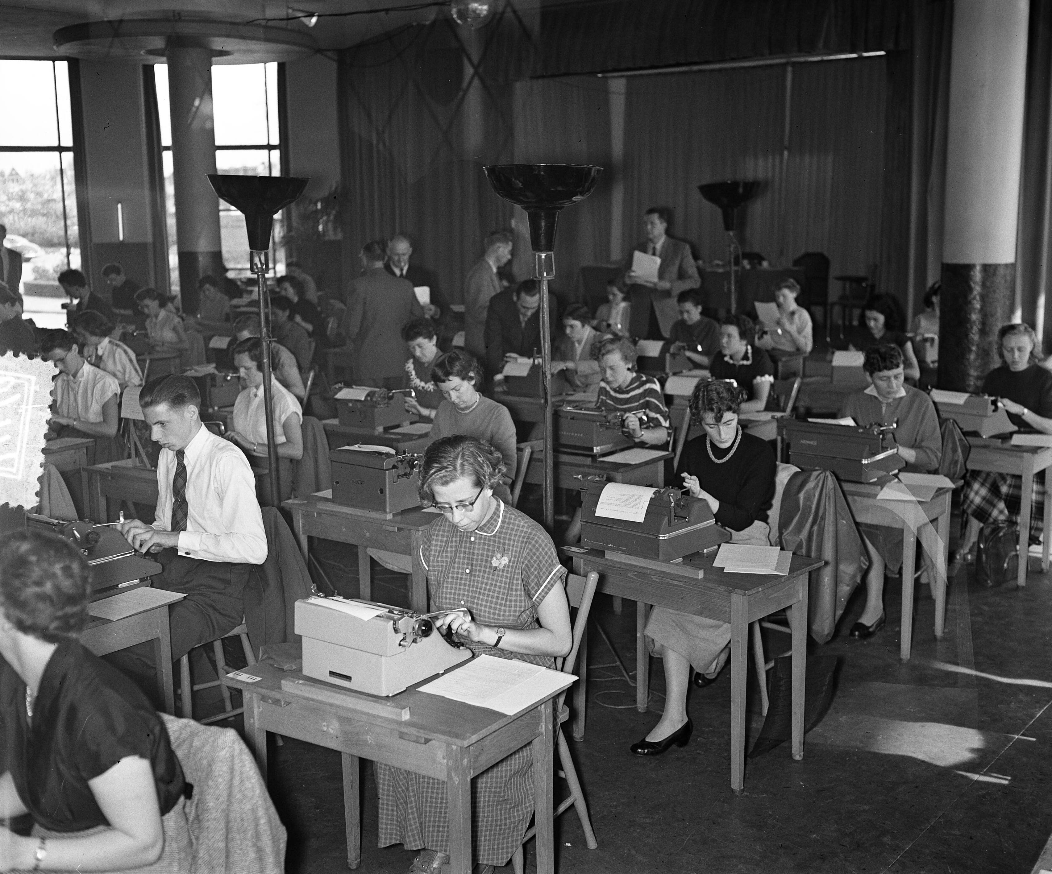 Fotocollectie Anefo — Nationale kampioenschap typen in Den Haag — Foto: Rossem, Wim van / Anefo. Licentie: Set B: Rechtenvrij / Publiek Domein. Bron: Nationaal Archief. http://hdl.handle.net/10648/a92a2310-d0b4-102d-bcf8-003048976d84