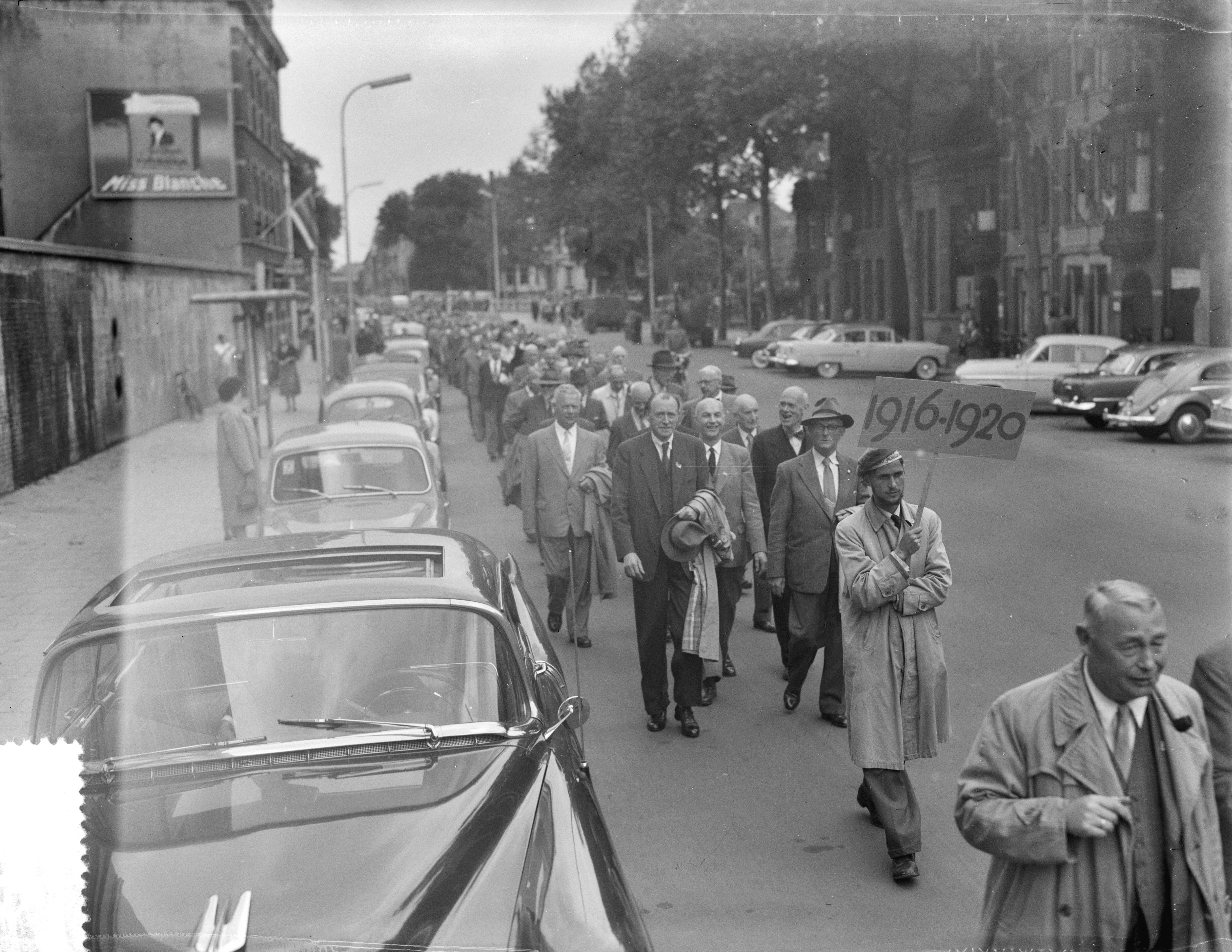 Lustrum USC Utrecht (1956) — Aankomst USC-reünisten te Utrecht — Foto: Bilsen, Joop van / Anefo. Licentie: Set B: Rechtenvrij / Publiek Domein. Bron: Nationaal Archief. http://hdl.handle.net/10648/a94af108-d0b4-102d-bcf8-003048976d84