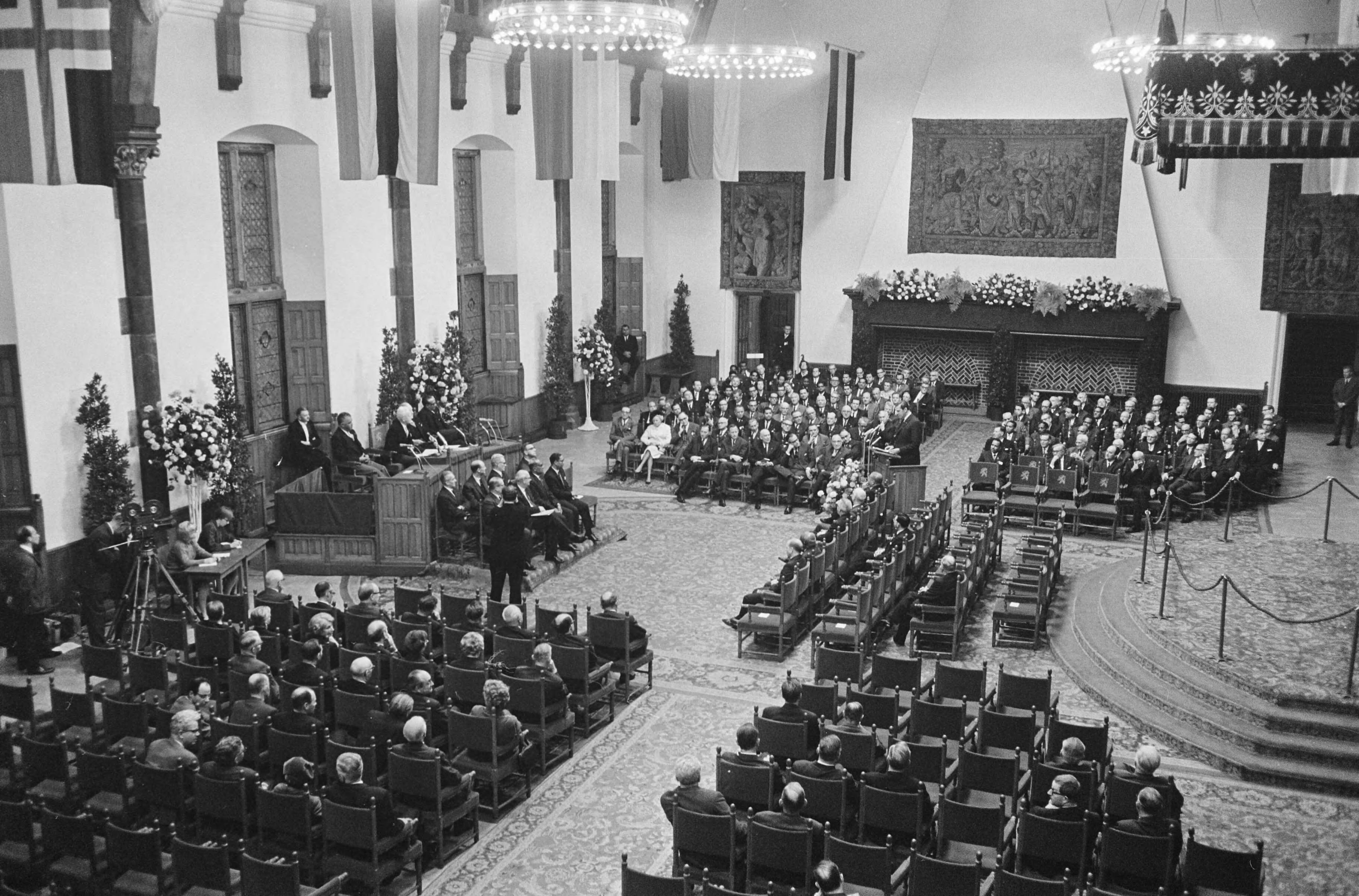 Alle kamervoorzitters van het Verenigd Koninkrijk in vergadering bijeen — Ridderzaal|Koninkrijksraad|Koninkrijkscommissie|Den Haag|Zuid-Holland|politiek |voorzitters |vergaderingen — Foto: Fotograaf Onbekend / Anefo. Licentie: Set B: Rechtenvrij / Publiek Domein. Bron: Nationaal Archief. http://hdl.handle.net/10648/ab01aa50-d0b4-102d-bcf8-003048976d84