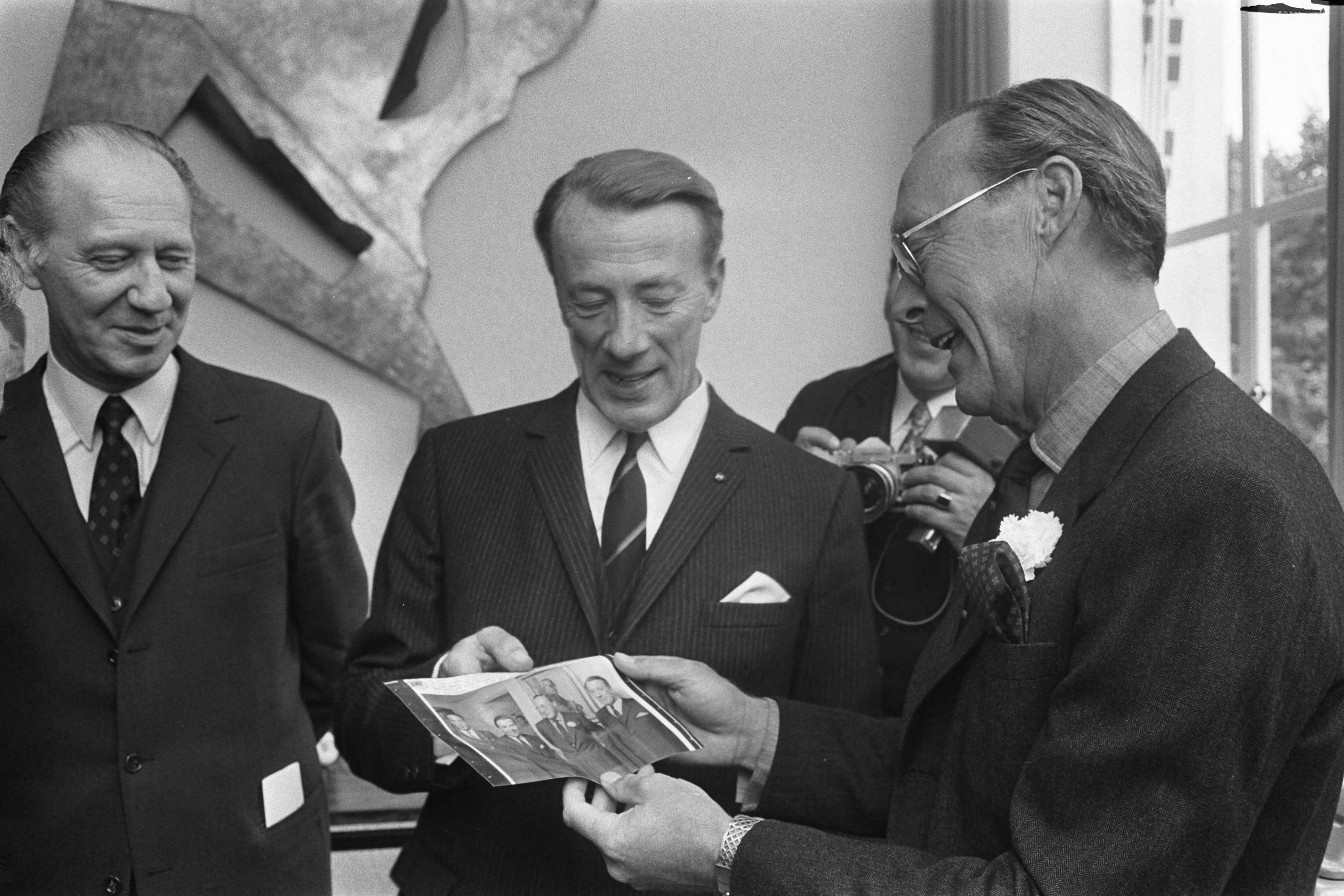 Fotocollectie Anefo — Prins Bernhard opent gerestaureerd pand van ANP in Den Haag ; nr. 10 v.l.n.r. ?, mr. Jolles (directeur ANP Prins Bernhard , nr. 11: links Jolles rechts Pr. — Foto: Koch, Eric / Anefo. Licentie: Set B: Rechtenvrij / Publiek Domein. Bron: Nationaal Archief. http://hdl.handle.net/10648/aba33564-d0b4-102d-bcf8-003048976d84