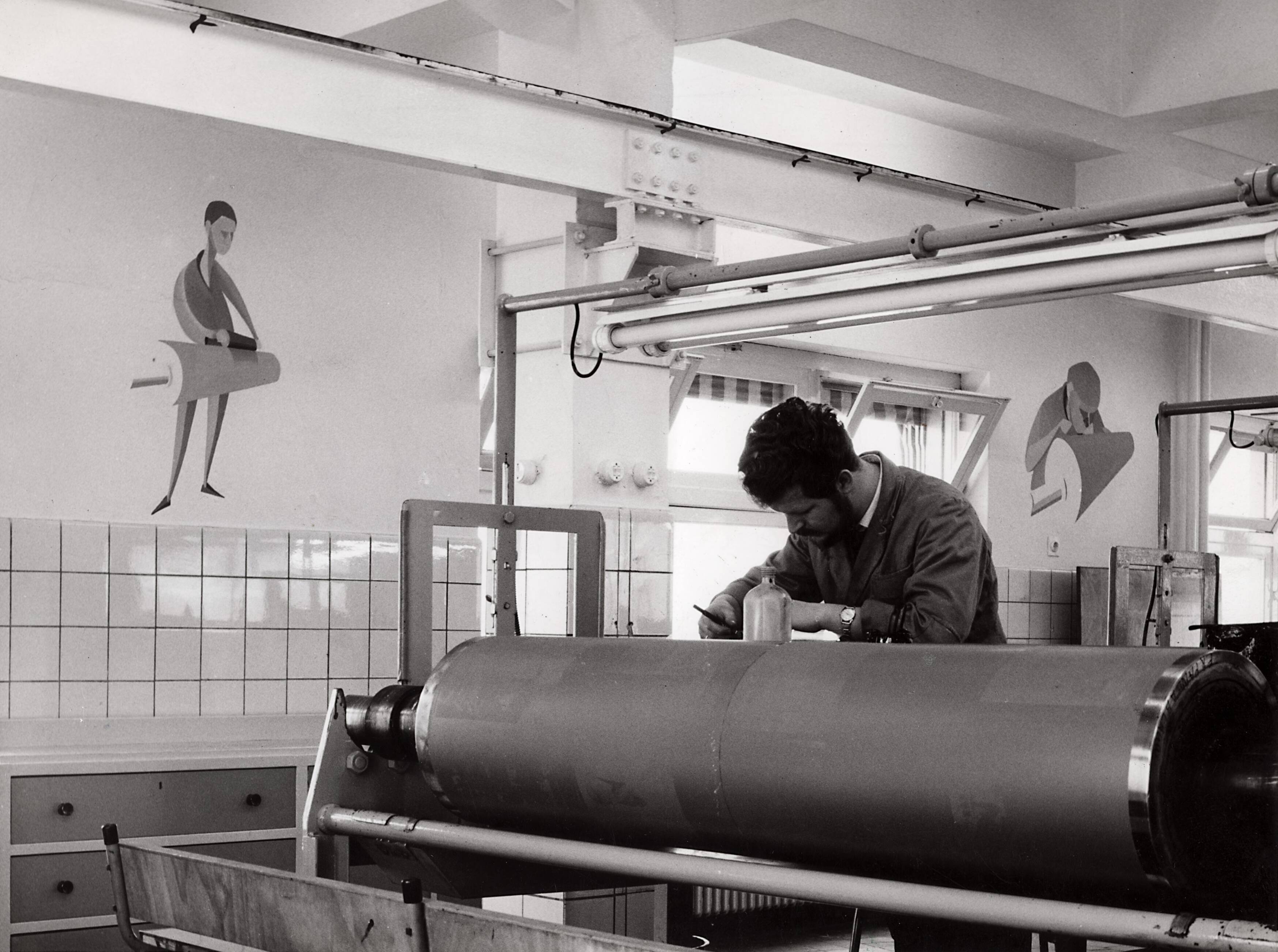 Collectie nader te bepalen — [Serie: Bedrijfsvoering Spaarnestad] [interieur van een werkplaats met rotatiepersen] — Foto: Fotograaf Onbekend / Fotobureau onbekend / Spaarnestad Photo (05887). Licentie: Set B: Rechtenvrij / Publiek Domein. Bron: Nationaal Archief. http://hdl.handle.net/10648/35429da6-426a-a382-e063-6df0900a6686