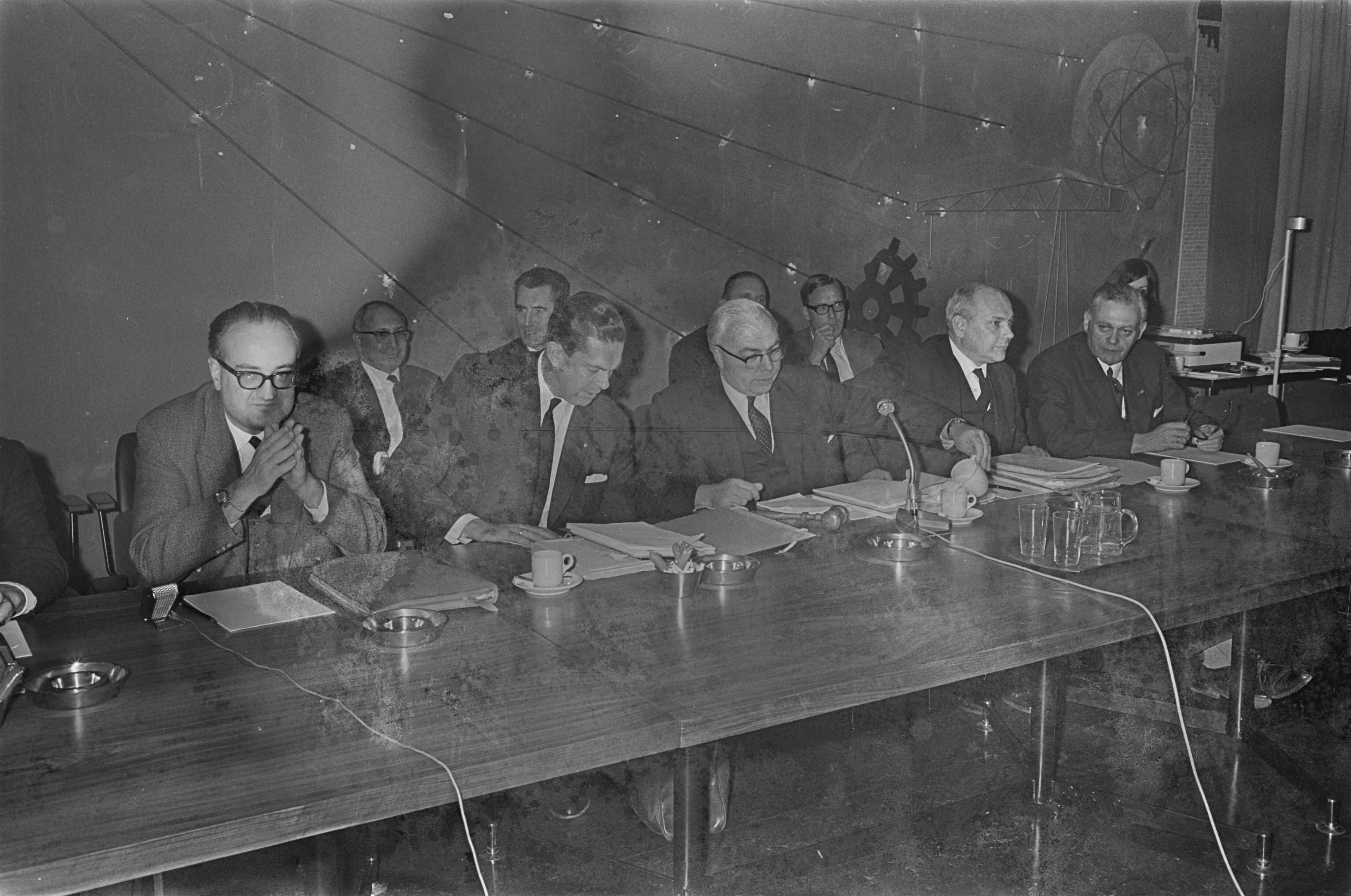 Loonoverleg te Voorburg — V.l.n.r. namens de regering de ministers Bogaers, Biesheuvel, Veldkamp, Den Uyl en Smallenbroek — Foto: Fotograaf Onbekend / Anefo. Licentie: Set B: Rechtenvrij / Publiek Domein. Bron: Nationaal Archief. http://hdl.handle.net/10648/aacfc300-d0b4-102d-bcf8-003048976d84