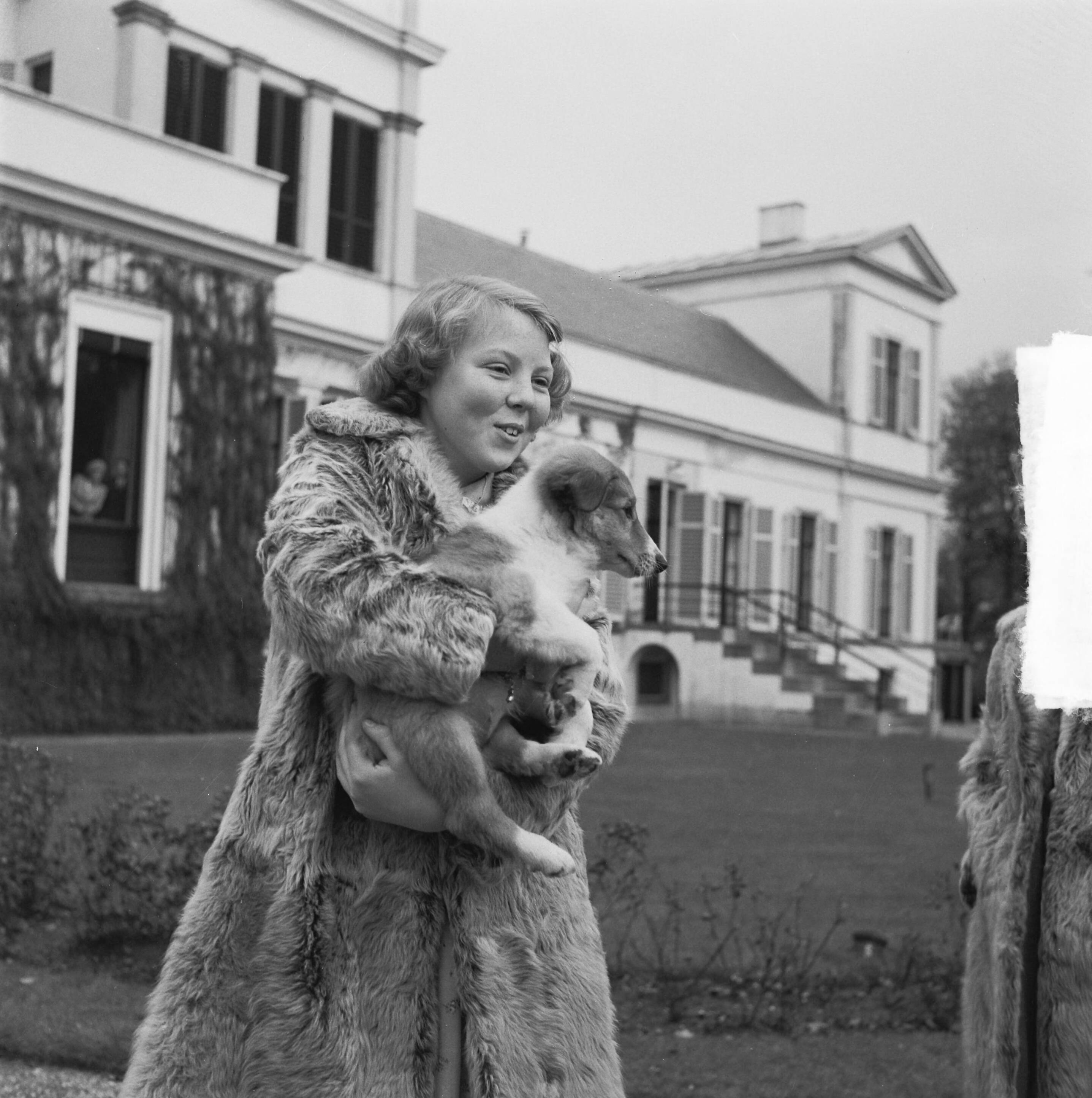 Reportage Koninklijk gezin op paleis Soestdijk — Koninklijk gezin op Soestdijk. Prinses Beatrix met hondje buiten — Foto: Noske, J.D. / Anefo. Licentie: Set B: Rechtenvrij / Publiek Domein. Bron: Nationaal Archief. http://hdl.handle.net/10648/a8e1ab08-d0b4-102d-bcf8-003048976d84