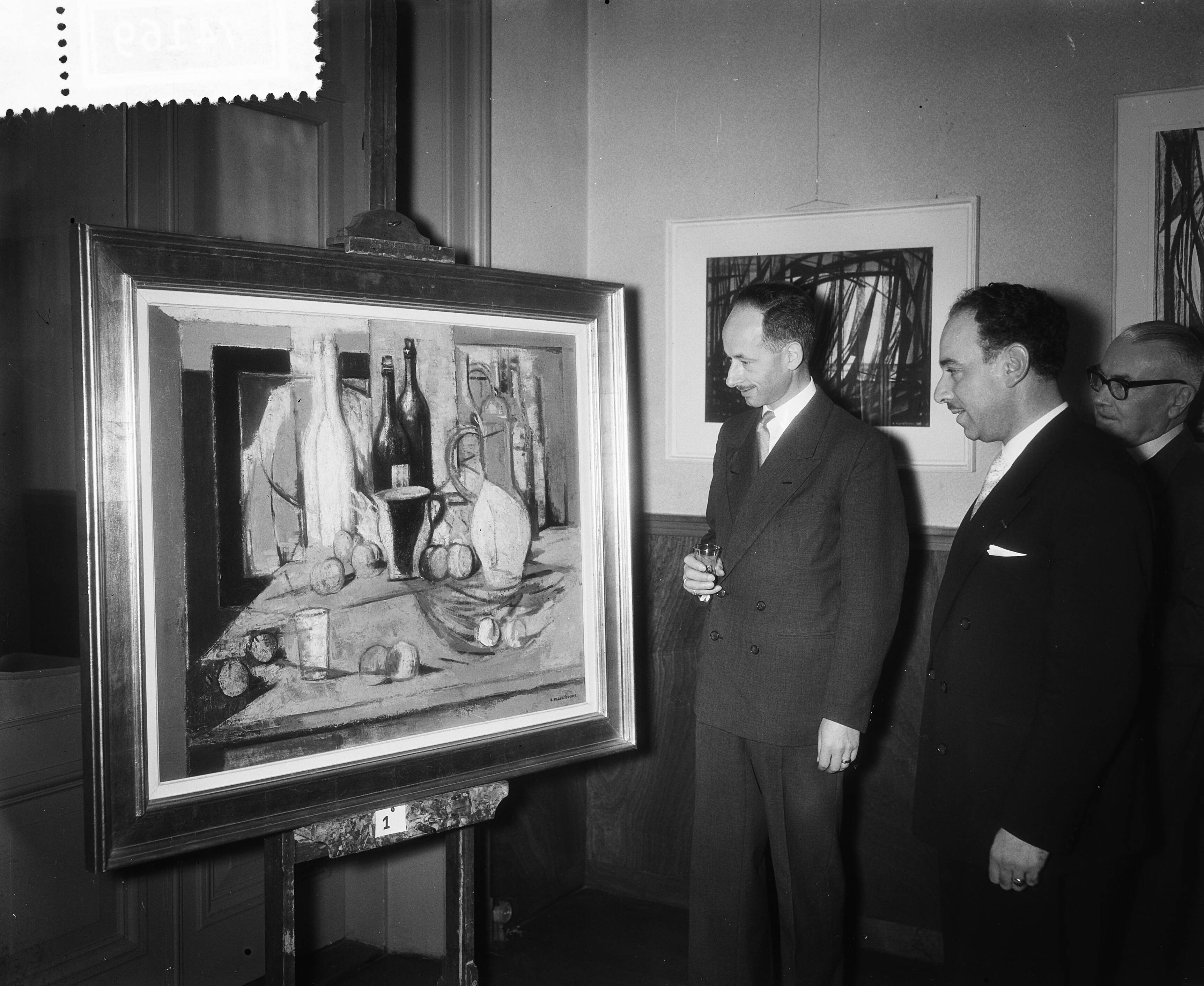 Fotocollectie Anefo — De Belgische ambassadeur F.X. baron van der Straten Waillet (links) heeft in het Beneluxhuis te Den Haag een tentoonstelling geopend met werk van een zevental Belgische kunstenaars — Foto: Rossem, Wim van / Anefo. Licentie: Set B: Rechtenvrij / Publiek Domein. Bron: Nationaal Archief. http://hdl.handle.net/10648/a93e301c-d0b4-102d-bcf8-003048976d84