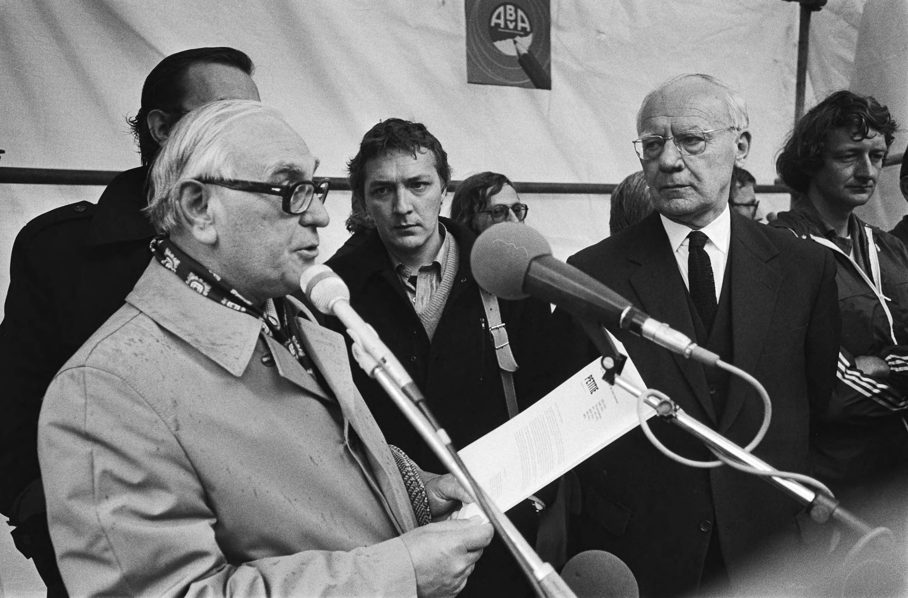 Fotocollectie Anefo — Ambtenarendemonstratie, Den Haag tegen bezuigingsplannen Van Agt ; ABVA-voorzitter Dutman (l) biedt petitie aan aan Vondeling — Foto: Peters, Hans / Anefo. Licentie: Set B: Rechtenvrij / Publiek Domein. Bron: Nationaal Archief. http://hdl.handle.net/10648/acb778fc-d0b4-102d-bcf8-003048976d84
