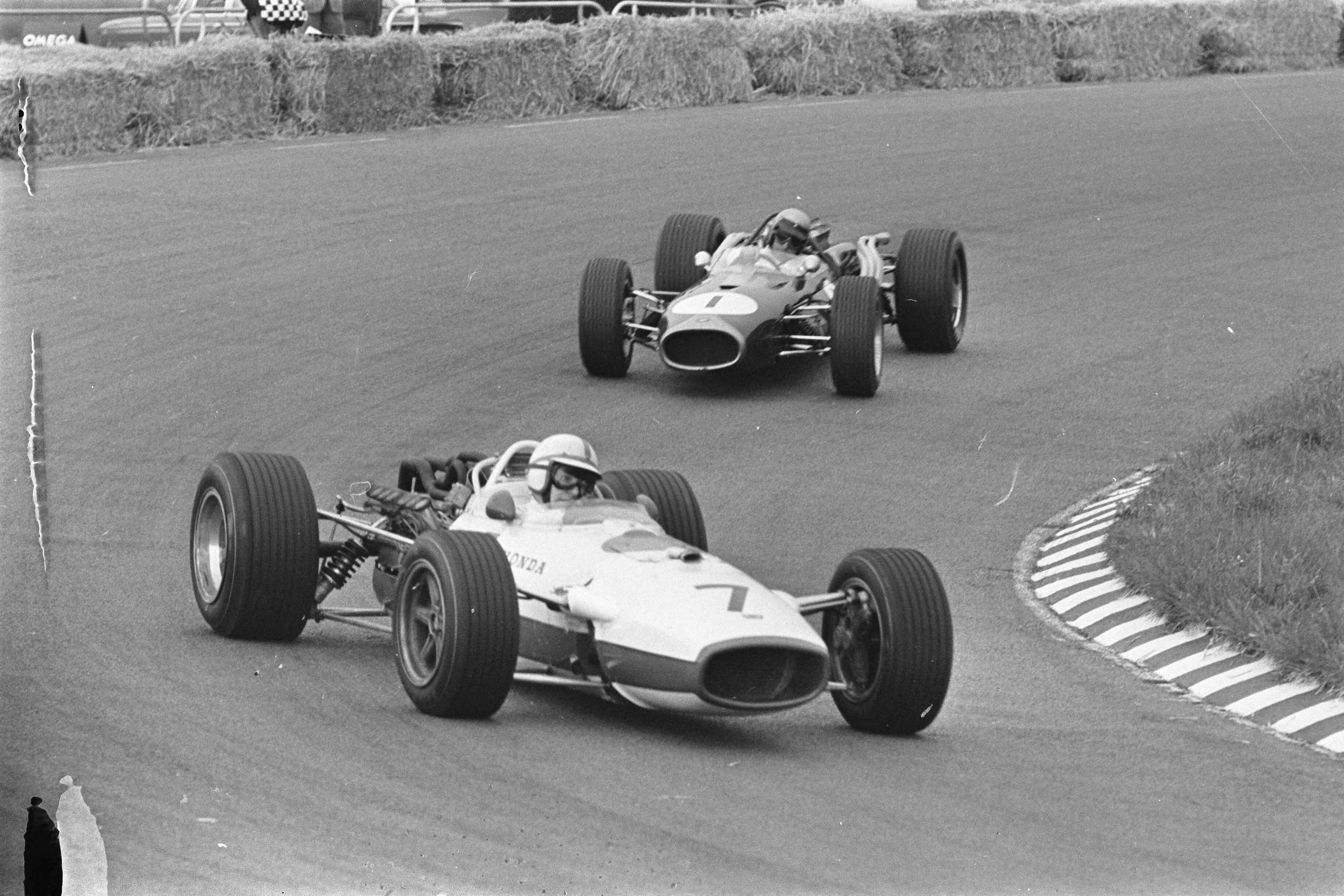 Fotocollectie Anefo — Training Grand Prix te Zandvoort, op voorgrond John Surtus met Honda, daarachter Jack Brabham met Repco Brabham — Foto: Koch, Eric / Anefo. Licentie: Set B: Rechtenvrij / Publiek Domein. Bron: Nationaal Archief. http://hdl.handle.net/10648/ab1ac792-d0b4-102d-bcf8-003048976d84
