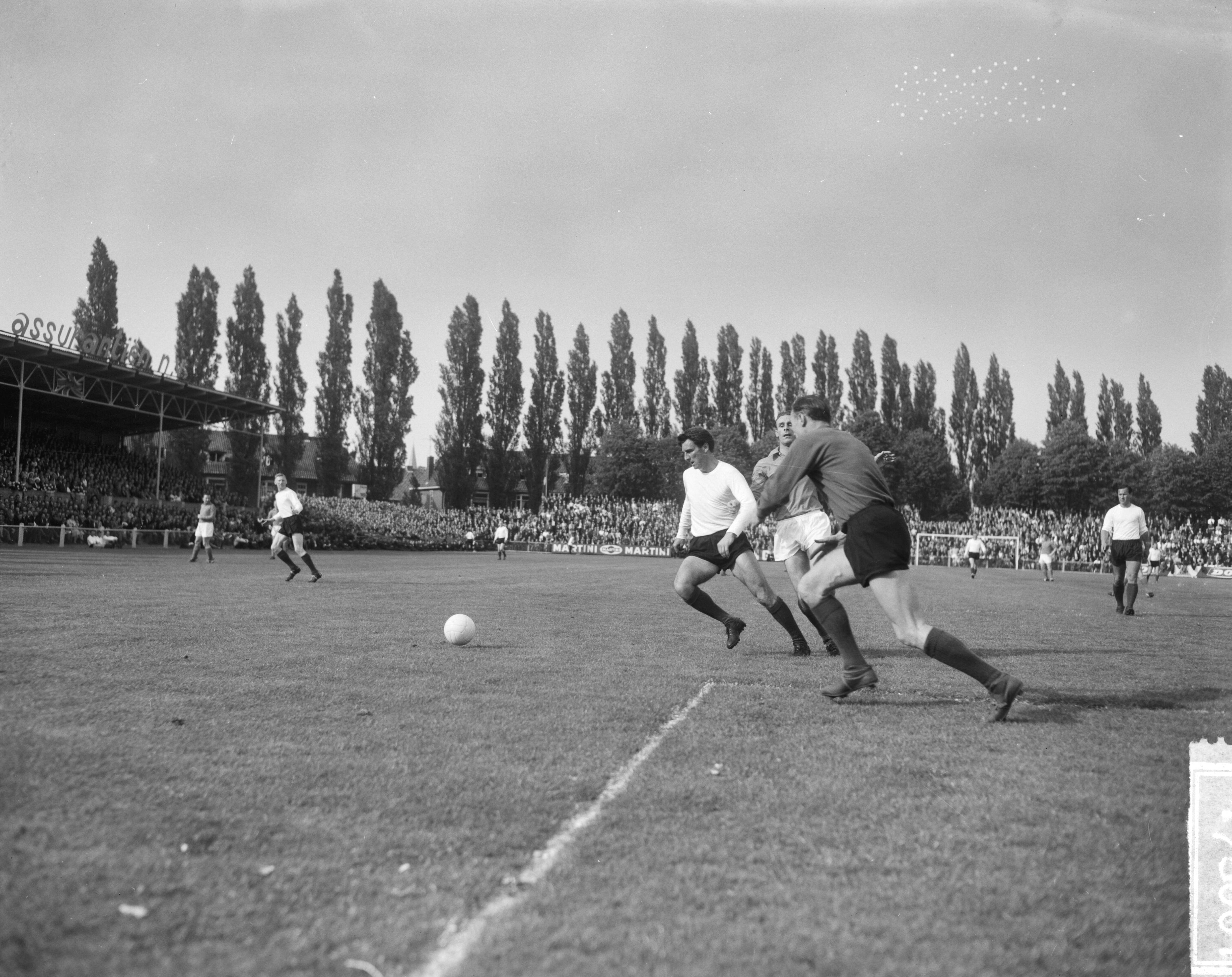 Fotocollectie Anefo — Voetbal. Oud-Internationals Nederland tegen Engeland 6-2. Spelmoment voor het doel van Engeland met Tonny van Ede — Foto: Bilsen, Joop van / Anefo. Licentie: Set B: Rechtenvrij / Publiek Domein. Bron: Nationaal Archief. http://hdl.handle.net/10648/aaa9b2dc-d0b4-102d-bcf8-003048976d84