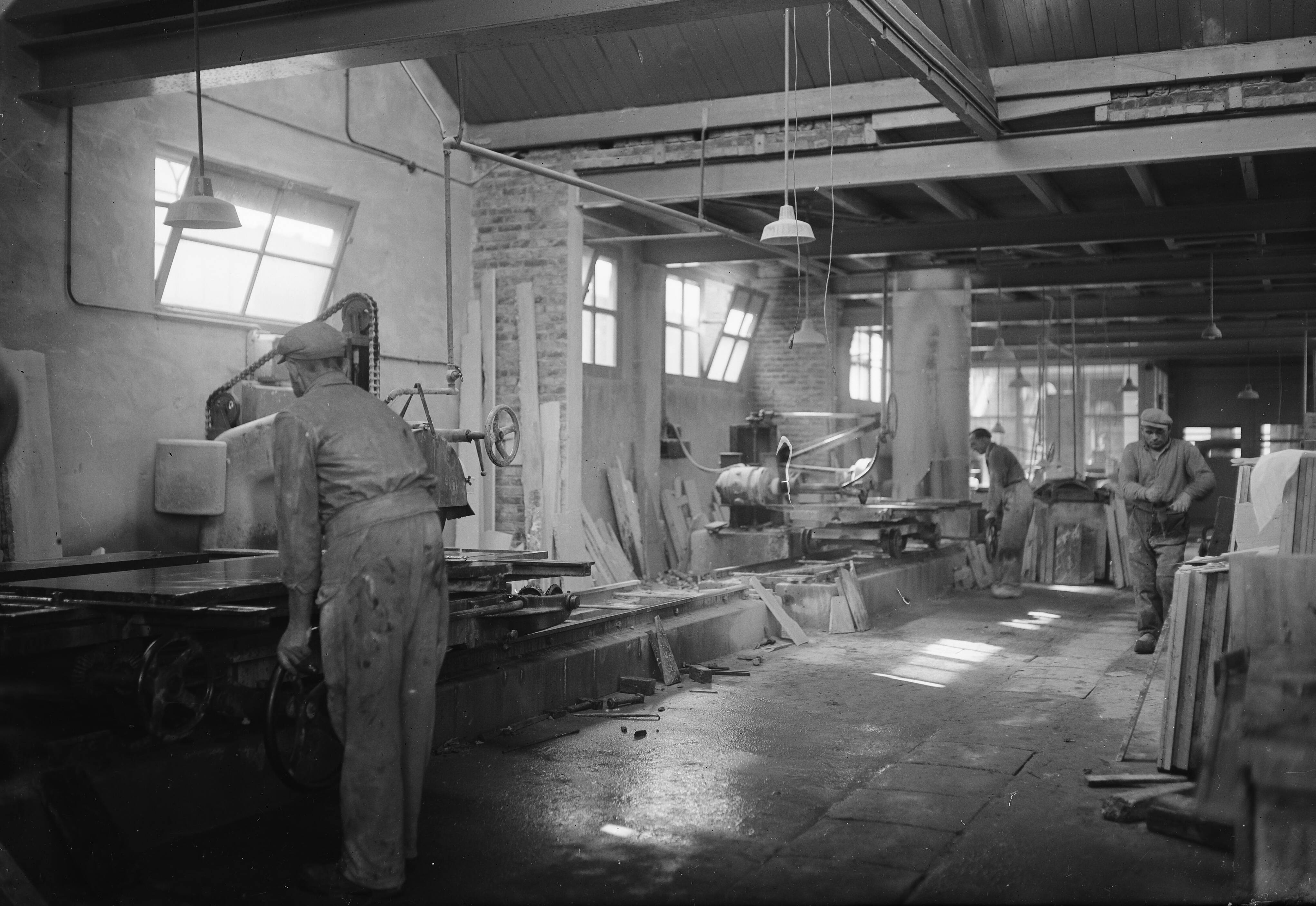 Fotocollectie Arbeidsinspectie — 10x15 Steenhouwerij Van Linschoten te Utrecht (Foto H de Groot) — Foto: Onbekend / Publiek Domein of Rechtenvrij. Licentie: Set B: Rechtenvrij / Publiek Domein. Bron: Nationaal Archief. http://hdl.handle.net/10648/ada0438e-d0b4-102d-bcf8-003048976d84