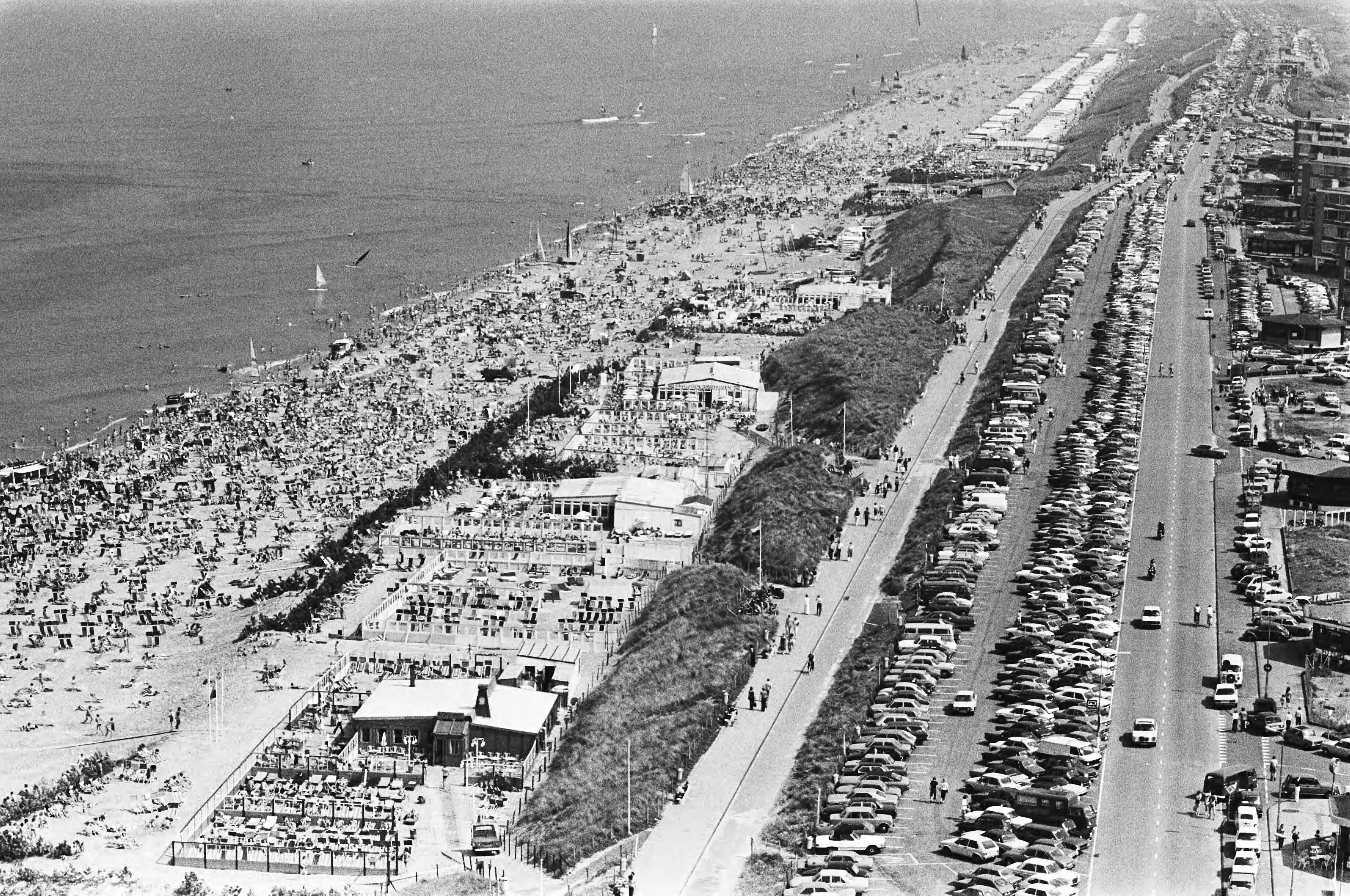 Pinksterdrukte — Stranddrukte te Zandvoort — Foto: Suyk, Koen / Anefo. Licentie: Set B: Rechtenvrij / Publiek Domein. Bron: Nationaal Archief. http://hdl.handle.net/10648/accb5386-d0b4-102d-bcf8-003048976d84