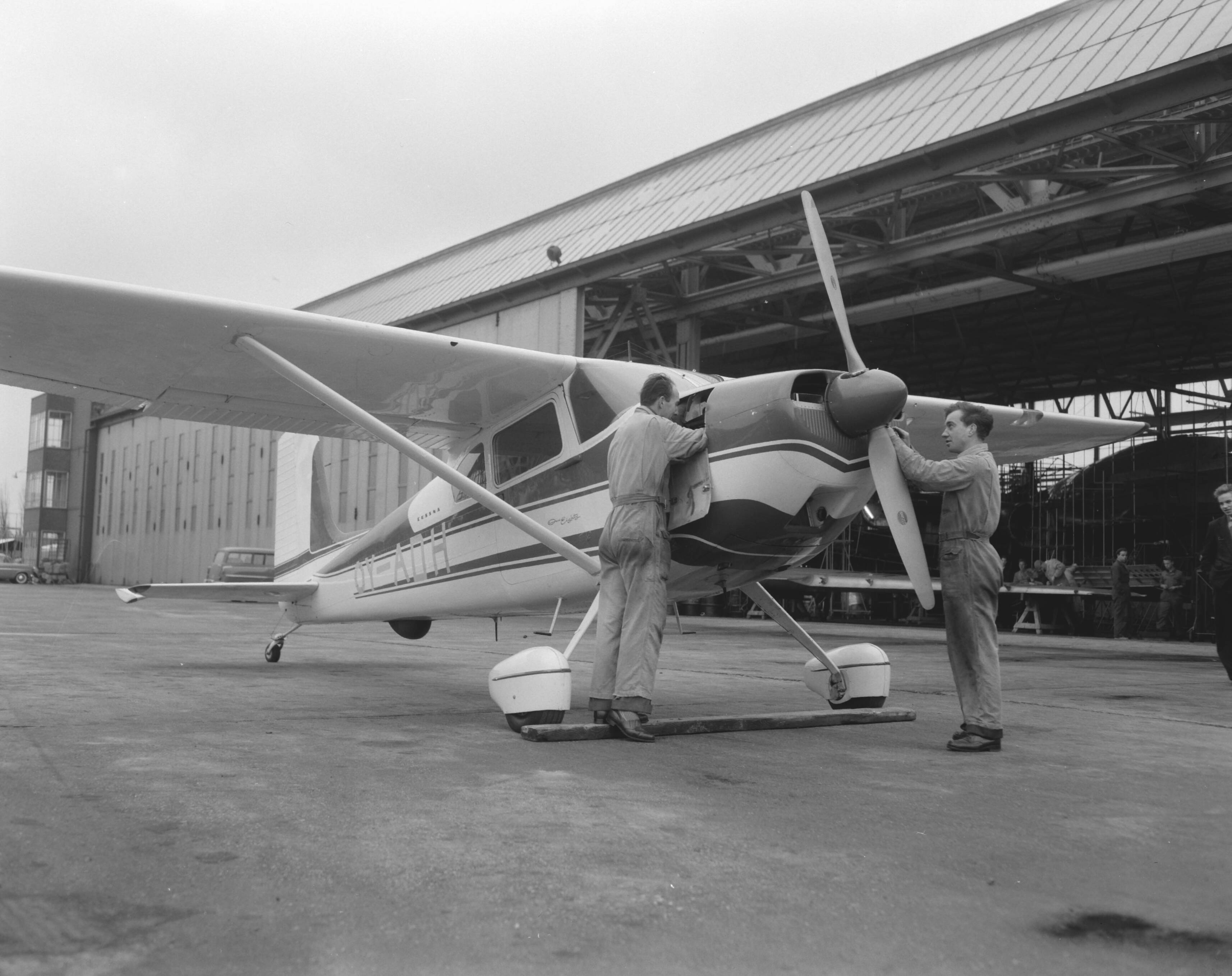 Fotocollectie Anefo — Een Cessna, nieuwste type vliegtuigje (60.000 gulden) in Amerika gekocht door de Deen Esper Boel en in kisten verpakt naar Nederland gestuurd is in twee dagen door mecaniciens van Aero Holland op Schiphol in elkaar gezet. Maar door slecht weer werd het vliegtuig weer gedemonteerd en opgestuurd naar de woonplaats van Esper Boel — Foto: Pot, Harry / Anefo. Licentie: Set B: Rechtenvrij / Publiek Domein. Bron: Nationaal Archief. http://hdl.handle.net/10648/a953aba4-d0b4-102d-bcf8-003048976d84