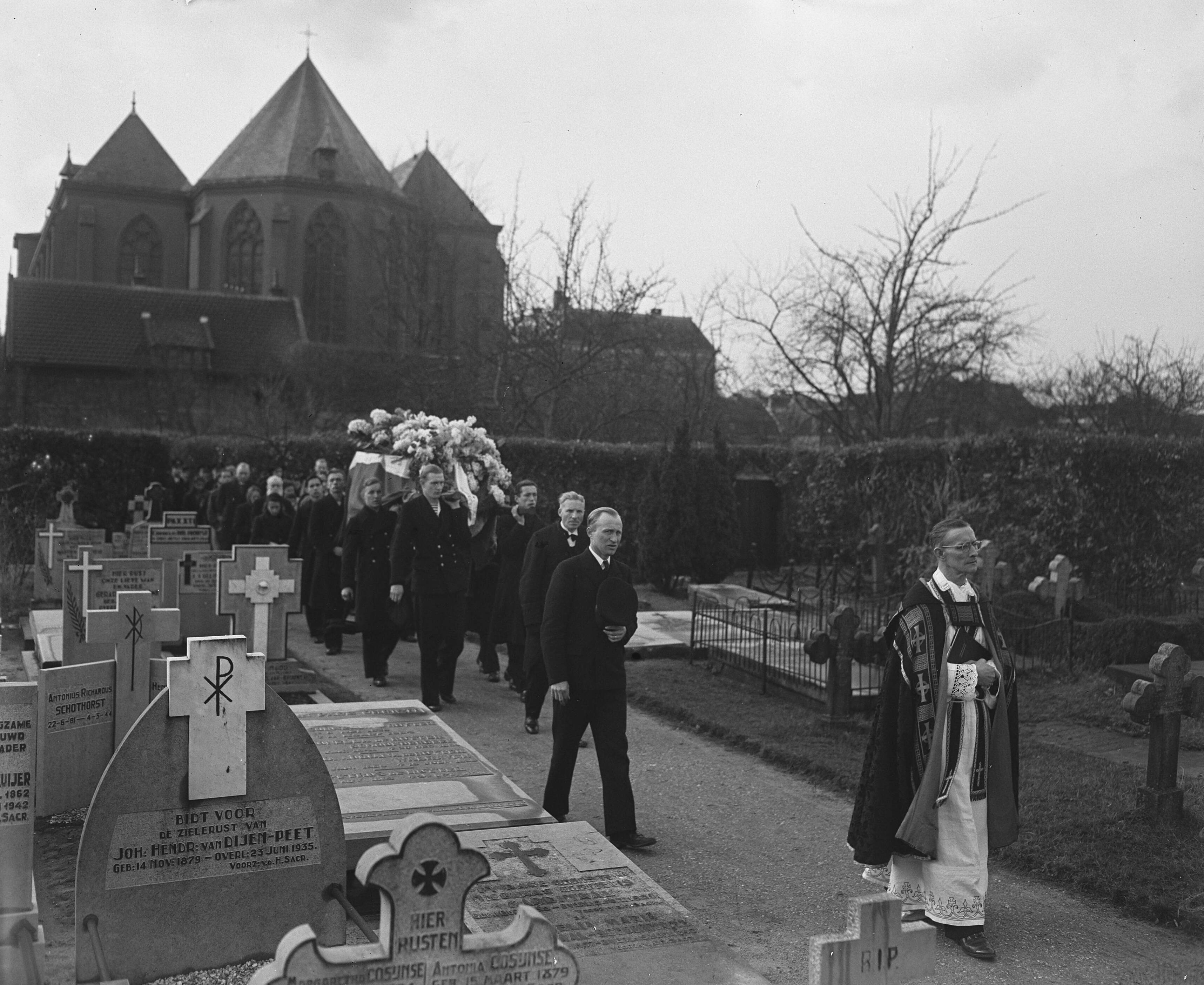 Fotocollectie Anefo — Begrafenis matroos-zeemilicien J.C. Arentsen — Foto: Snikkers, Anton / Anefo. Licentie: Set B: Rechtenvrij / Publiek Domein. Bron: Nationaal Archief. http://hdl.handle.net/10648/a8b29160-d0b4-102d-bcf8-003048976d84