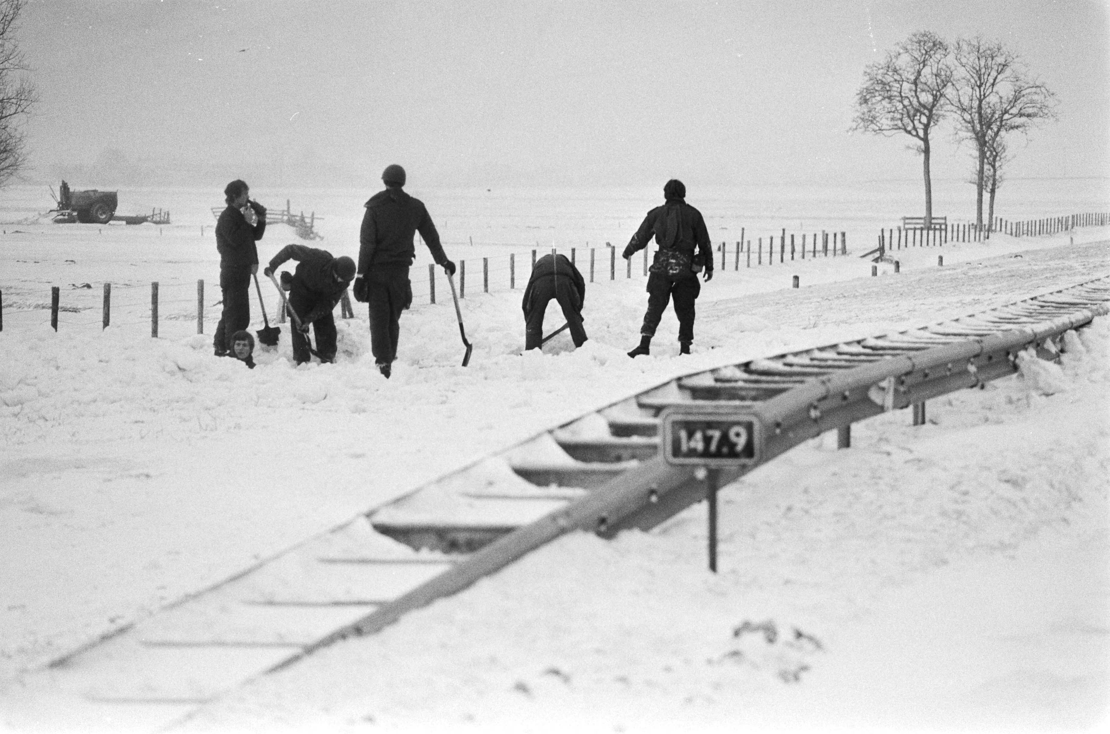 Sneeuwruimen door militairen bij Leeuwarden — Kinderen helpen mee — Foto: Croes, Rob C. / Anefo. Licentie: Set B: Rechtenvrij / Publiek Domein. Bron: Nationaal Archief. http://hdl.handle.net/10648/acc49a1e-d0b4-102d-bcf8-003048976d84