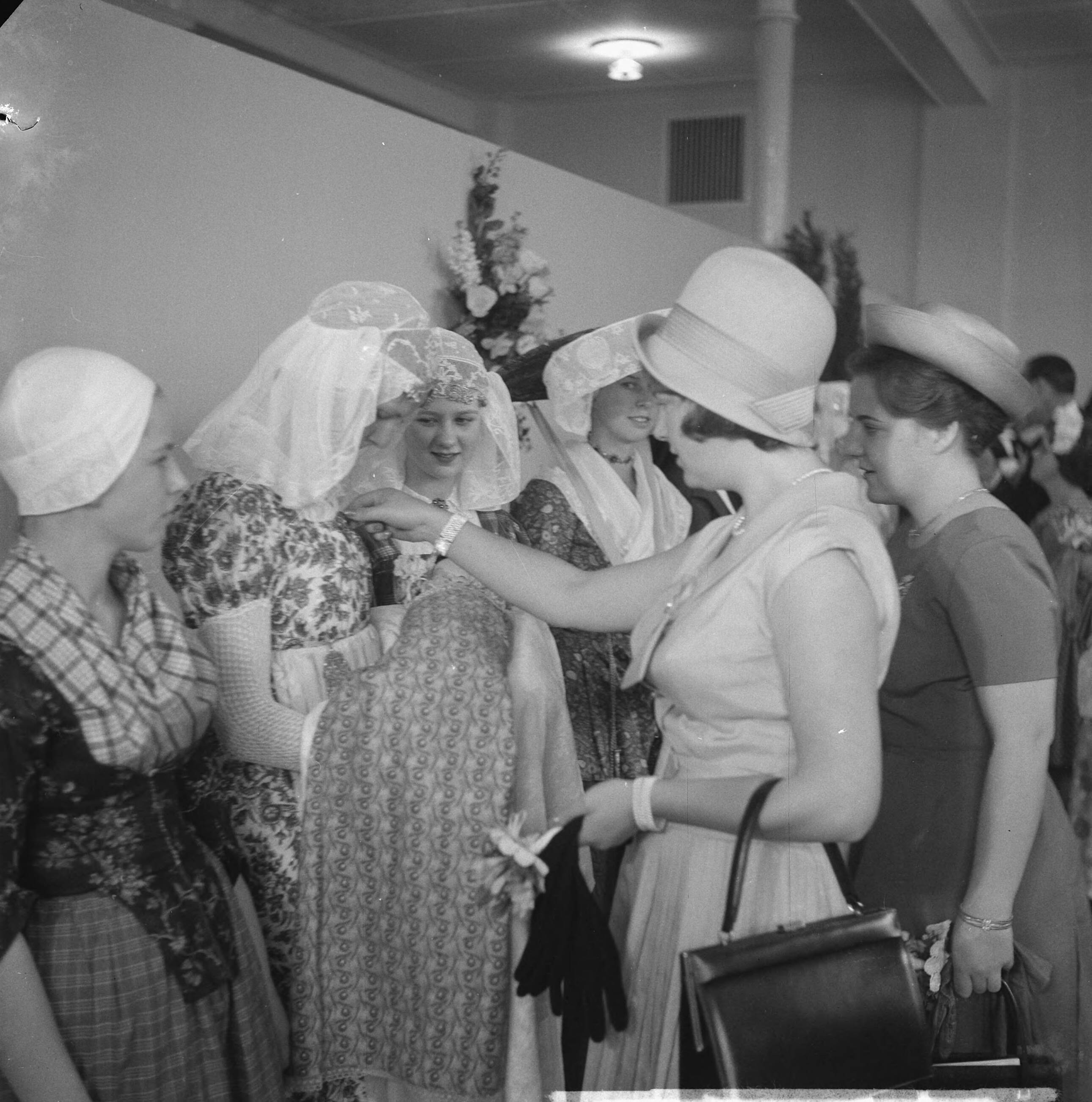 Koninklijk bezoek aan Groningen en Friesland (1962) — Koninklijk bezoek aan Leeuwarden — Foto: Nijs, Jac. de / Anefo. Licentie: Set B: Rechtenvrij / Publiek Domein. Bron: Nationaal Archief. http://hdl.handle.net/10648/aa0701f4-d0b4-102d-bcf8-003048976d84