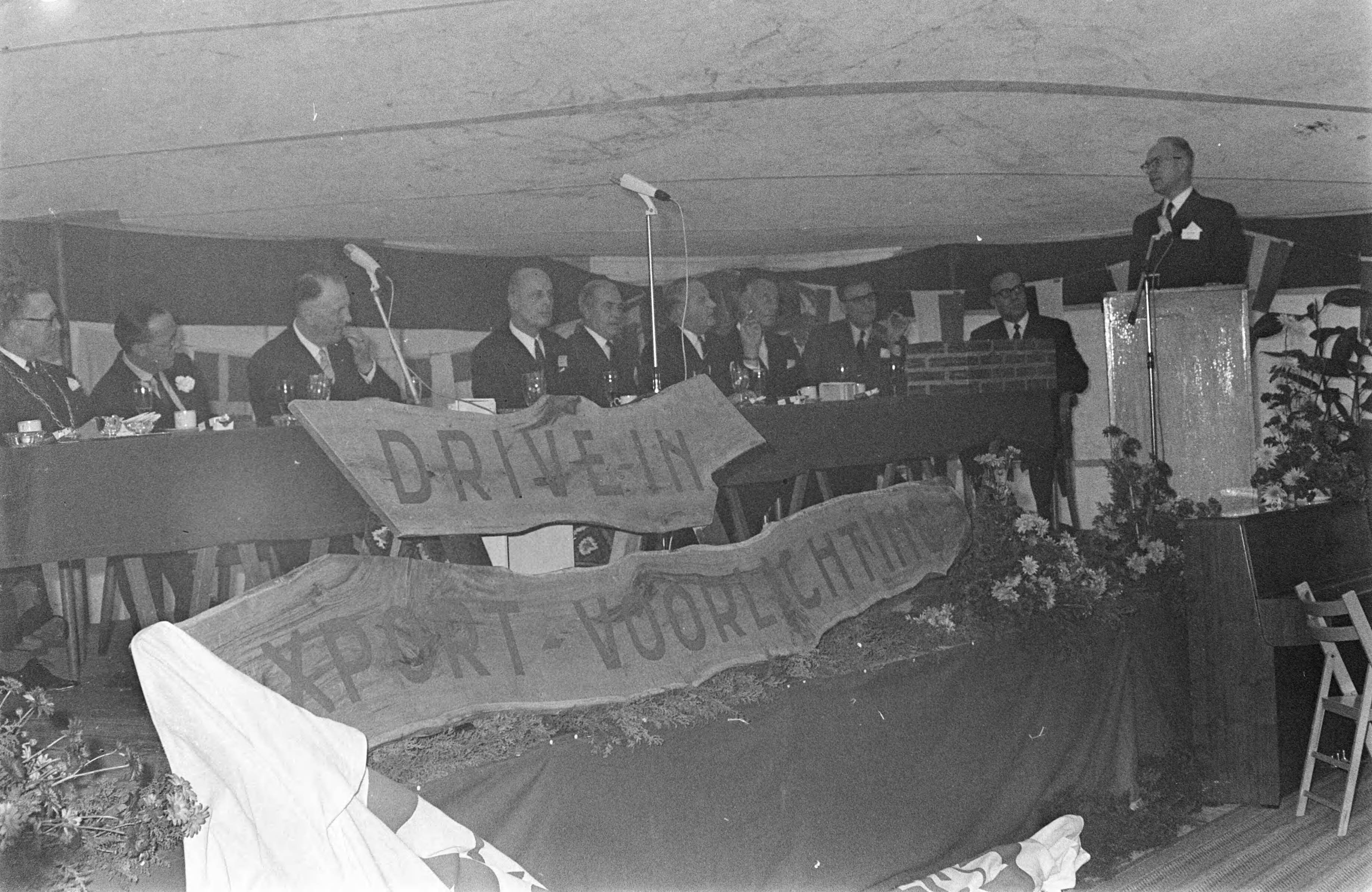 Fotocollectie Anefo — Prins Bernhard opende "Neclenburgh" drive-in voor Exportvoorlichting te Soest — Foto: Kroon, Ron / Anefo. Licentie: Set B: Rechtenvrij / Publiek Domein. Bron: Nationaal Archief. http://hdl.handle.net/10648/ab557cfc-d0b4-102d-bcf8-003048976d84