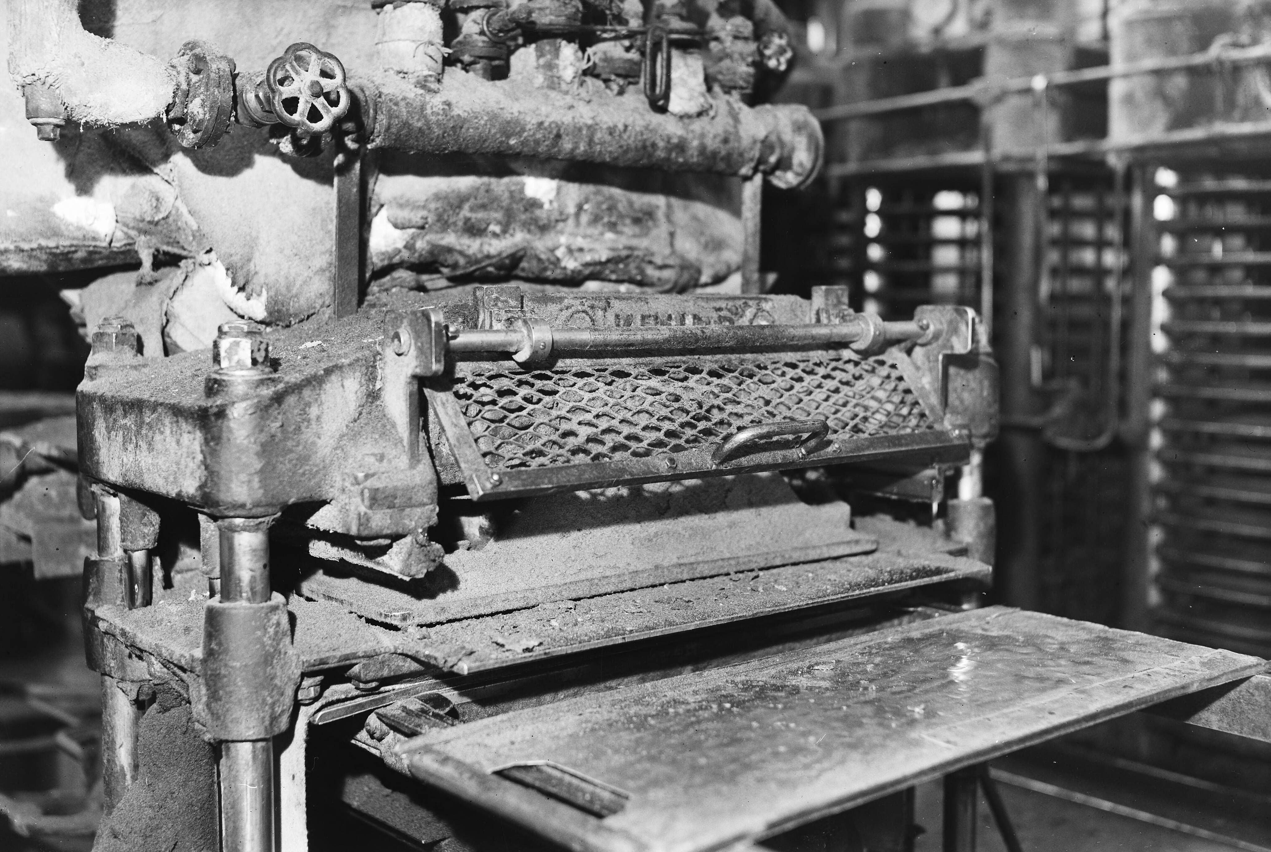 Fotocollectie Arbeidsinspectie — 10x15 Veekoekenvormmachine (P.H. Kaars Sijpesteijn te Krommenie, oliefabriek de Vrede te Westknollendam) — Foto: Onbekend / Publiek Domein of Rechtenvrij. Licentie: Set B: Rechtenvrij / Publiek Domein. Bron: Nationaal Archief. http://hdl.handle.net/10648/ad9eebb0-d0b4-102d-bcf8-003048976d84