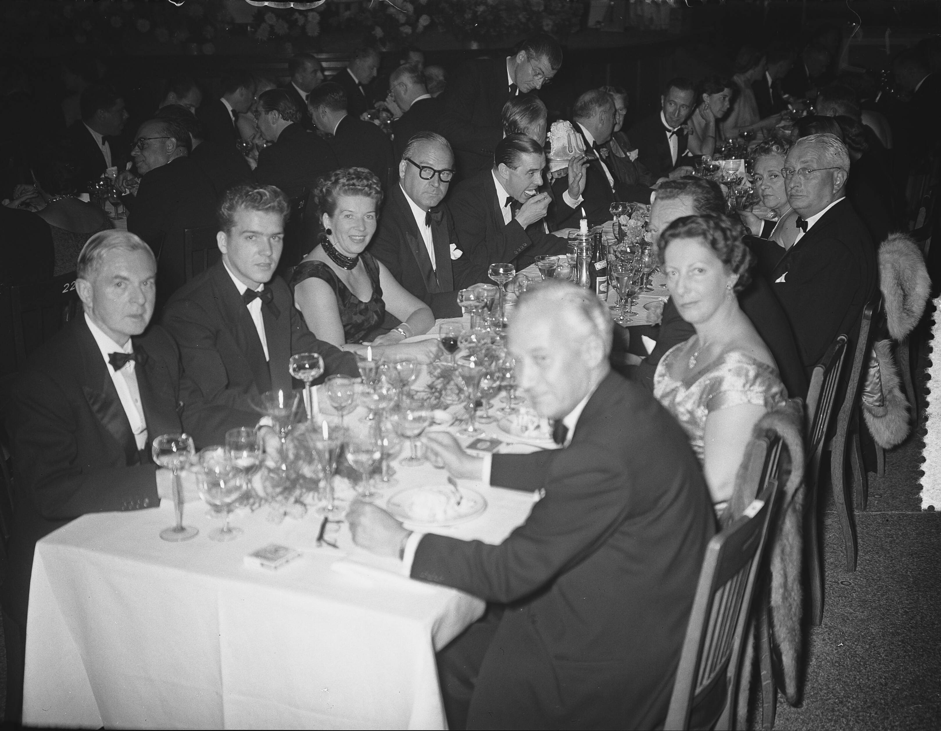 Fotocollectie Anefo — Congres zee-assuradeuren Den Haag , hoofdtafel — Foto: Bilsen, Joop van / Anefo. Licentie: Set B: Rechtenvrij / Publiek Domein. Bron: Nationaal Archief. http://hdl.handle.net/10648/a9295b42-d0b4-102d-bcf8-003048976d84