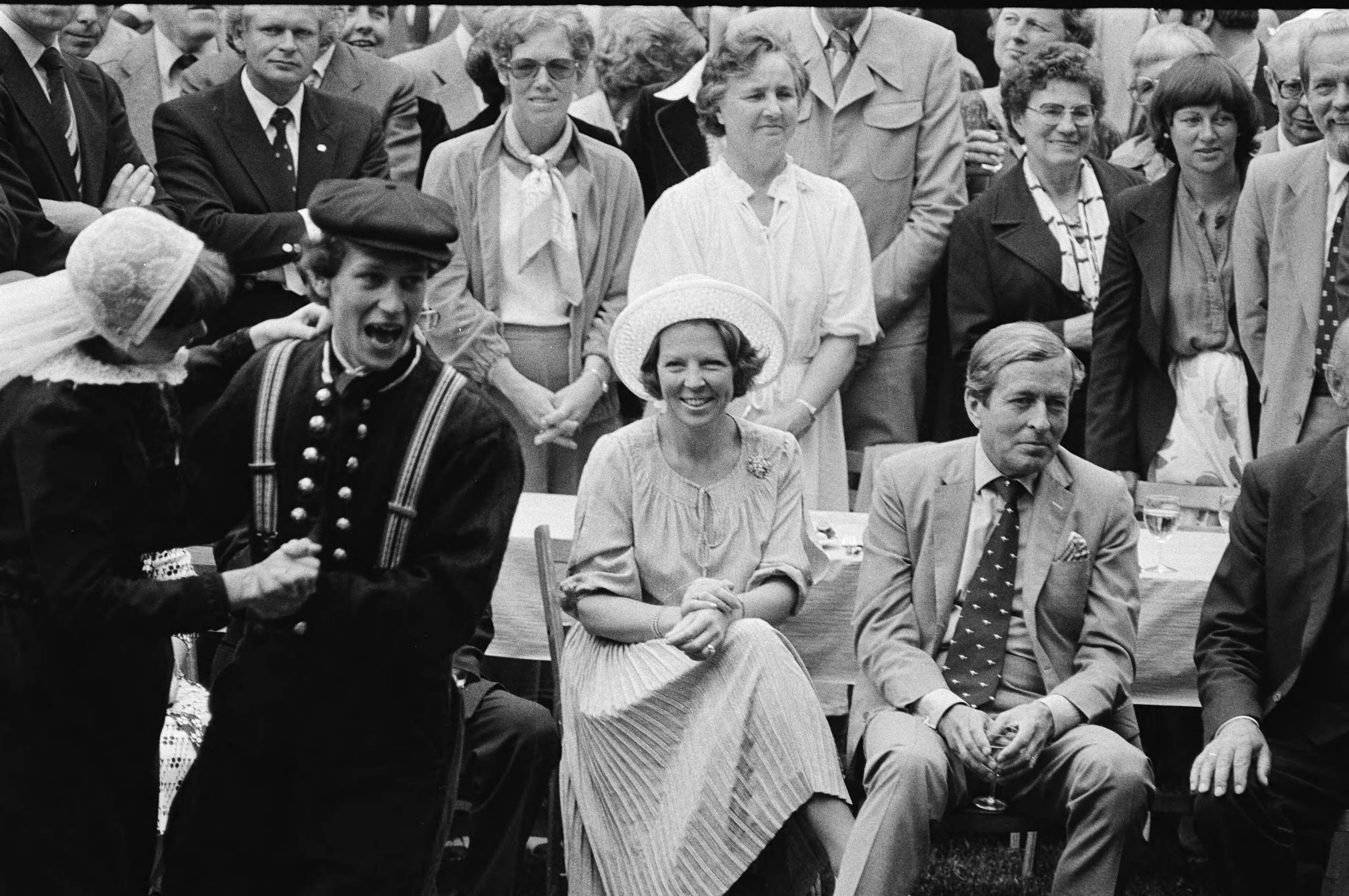 Fotocollectie Anefo — Koningin Beatrix en Prins Claus bezoeken Groningen; Koningin Beatrix en Prins Claus kijken naar volksdansen — Foto: Bogaerts, Rob / Anefo. Licentie: Set B: Rechtenvrij / Publiek Domein. Bron: Nationaal Archief. http://hdl.handle.net/10648/ace260a8-d0b4-102d-bcf8-003048976d84