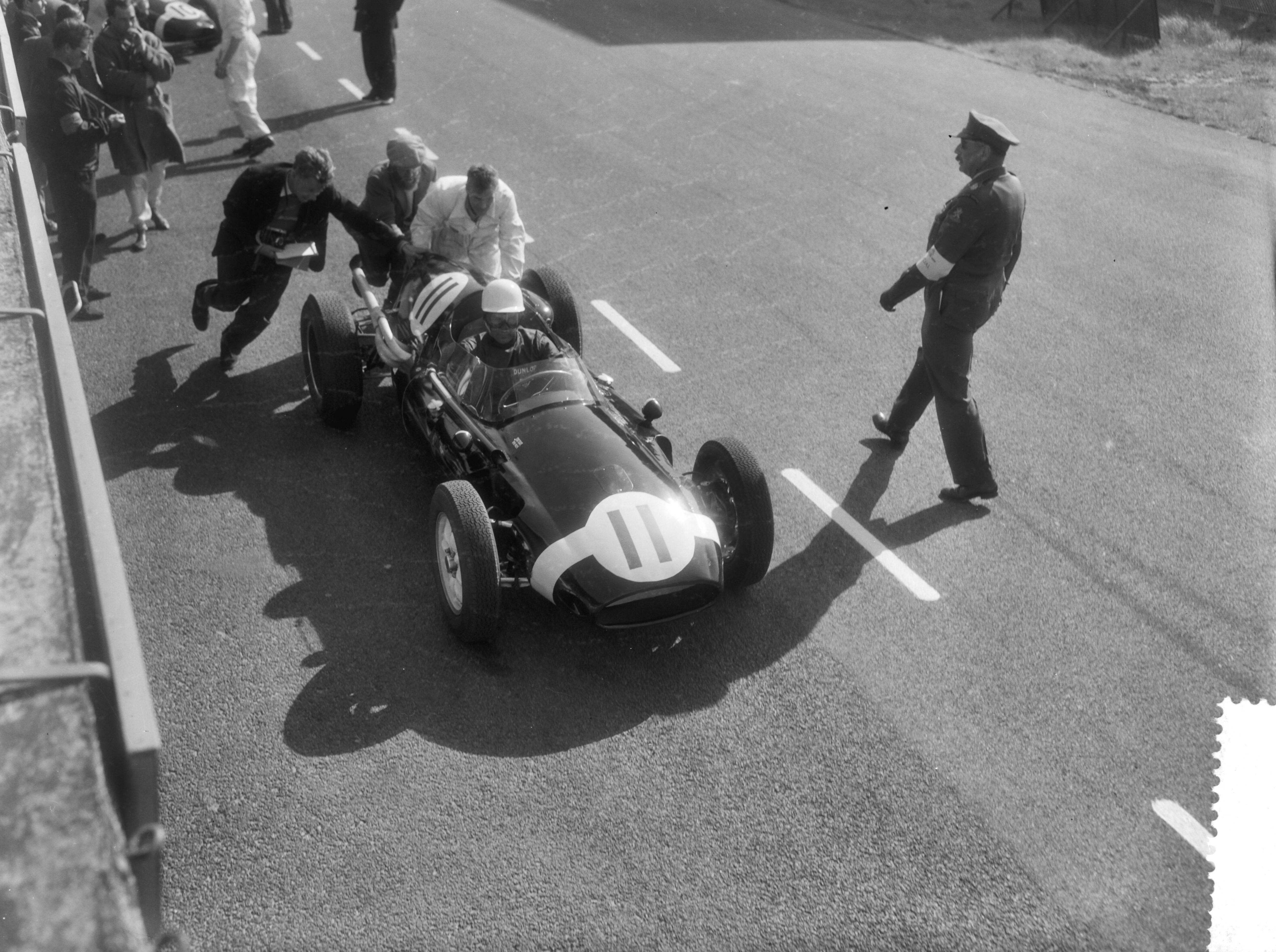 Grand Prix Zandvoort 1959 — Training Grand Prix op het circuit van Zandvoort. Stirling Moss start voor een trainingsronde — Foto: Pot, Harry / Anefo. Licentie: Set B: Rechtenvrij / Publiek Domein. Bron: Nationaal Archief. http://hdl.handle.net/10648/a99505ea-d0b4-102d-bcf8-003048976d84
