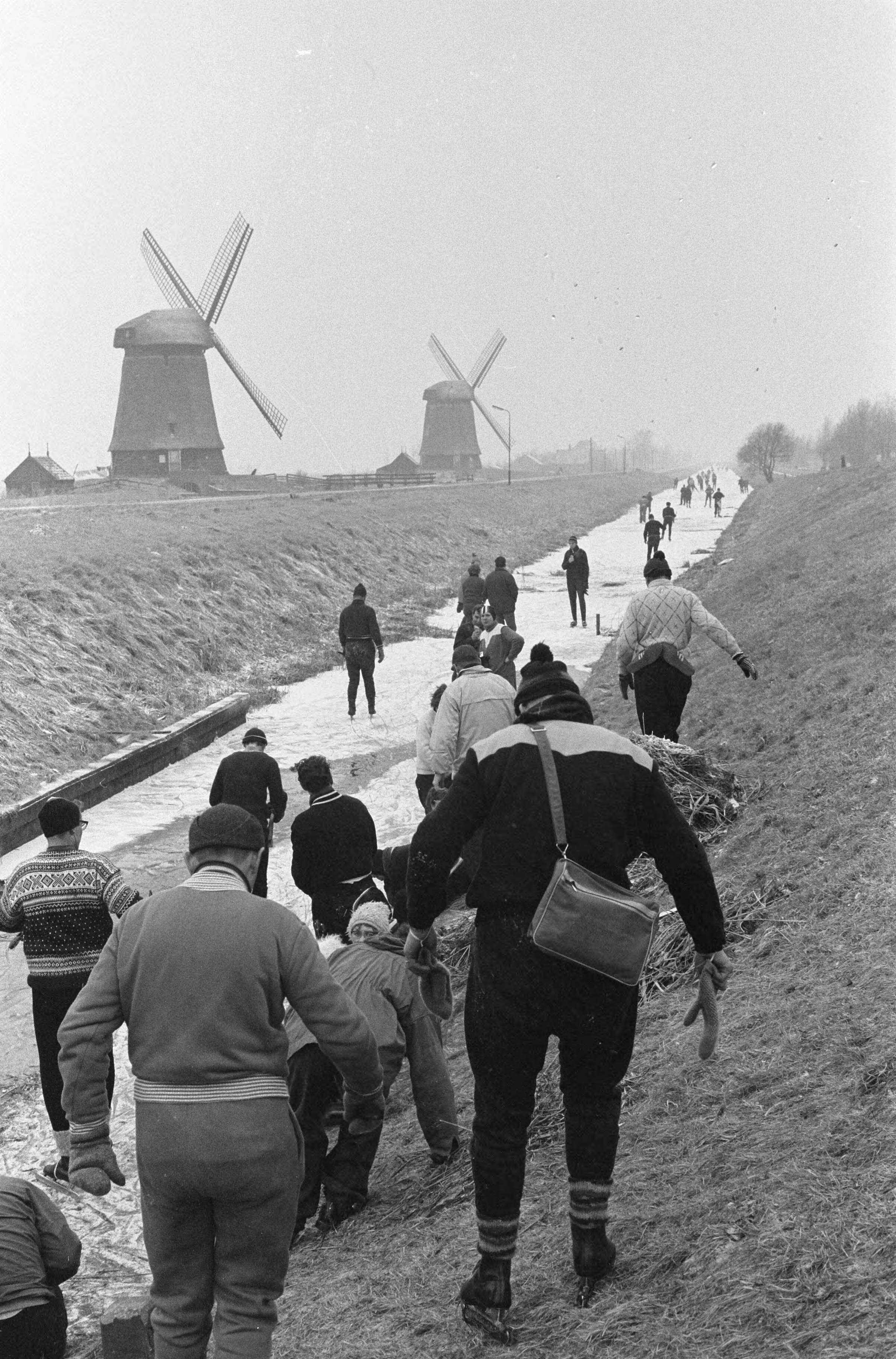 Fotocollectie Anefo — Dorpentocht in Noord-Holland, de deelnemers bij Schermerhorn — Foto: Pot, Harry / Anefo. Licentie: Set B: Rechtenvrij / Publiek Domein. Bron: Nationaal Archief. http://hdl.handle.net/10648/aa23d41e-d0b4-102d-bcf8-003048976d84