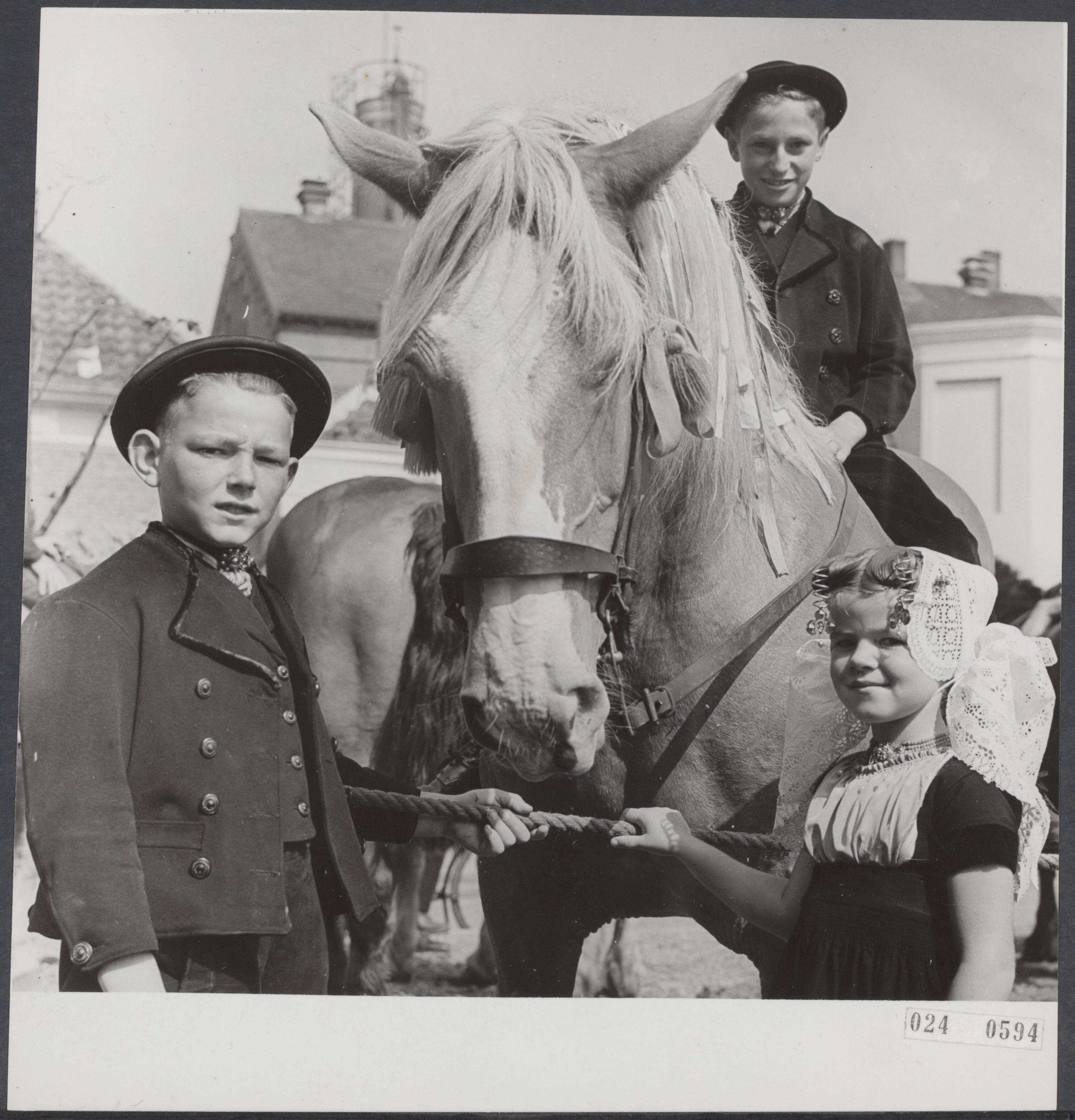Fotocollectie Elsevier Binnenland — Ringsteken Middelburg. Bijschrift "Als vader niet rijdt passen de kinderen op de paarden". — Foto: Noske, J.D. / Anefo. Licentie: Set B: Rechtenvrij / Publiek Domein. Bron: Nationaal Archief. http://hdl.handle.net/10648/add7e8b6-d0b4-102d-bcf8-003048976d84