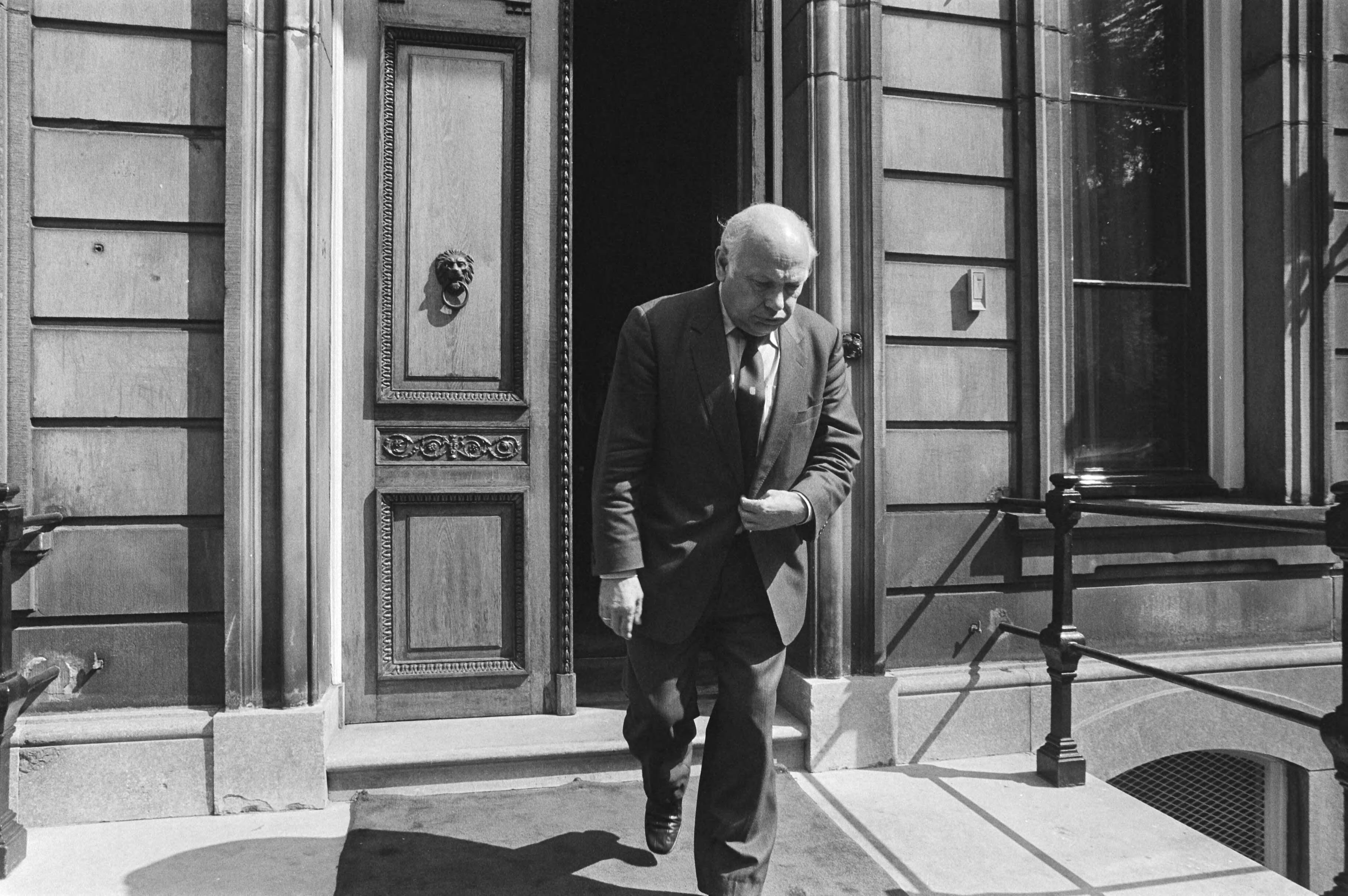 Kabinetsformatie 1981 — PvdA fractieleider Joop den Uyl verlaat Paleis Lange Voorhout in den Haag — Foto: Dijk, Hans van / Anefo. Licentie: Set B: Rechtenvrij / Publiek Domein. Bron: Nationaal Archief. http://hdl.handle.net/10648/ad02be16-d0b4-102d-bcf8-003048976d84