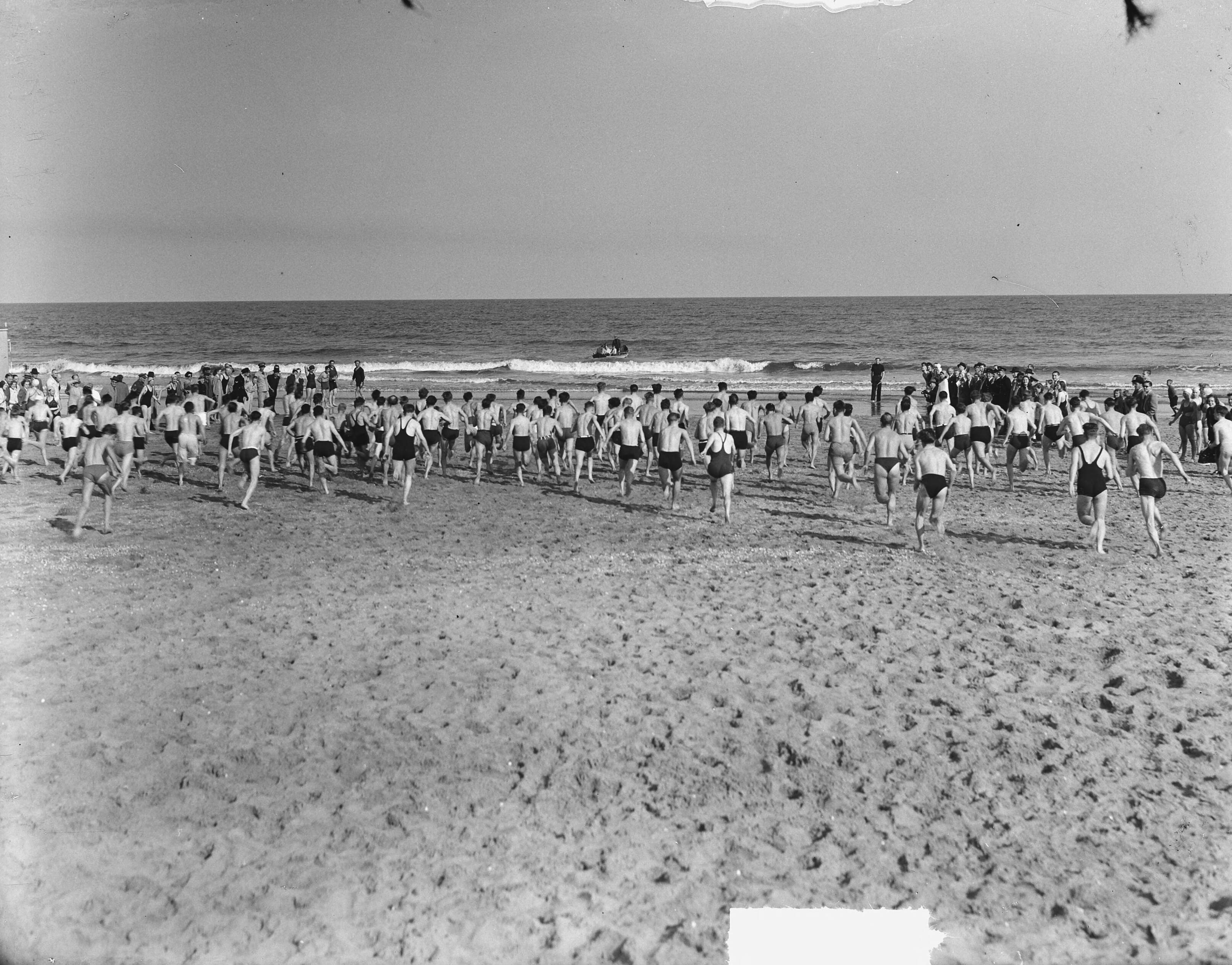 Fotocollectie Anefo — Zeebad Scheveningen strandrace — Foto: Winterbergen, Rolf / Anefo. Licentie: Set B: Rechtenvrij / Publiek Domein. Bron: Nationaal Archief. http://hdl.handle.net/10648/a8c8207a-d0b4-102d-bcf8-003048976d84