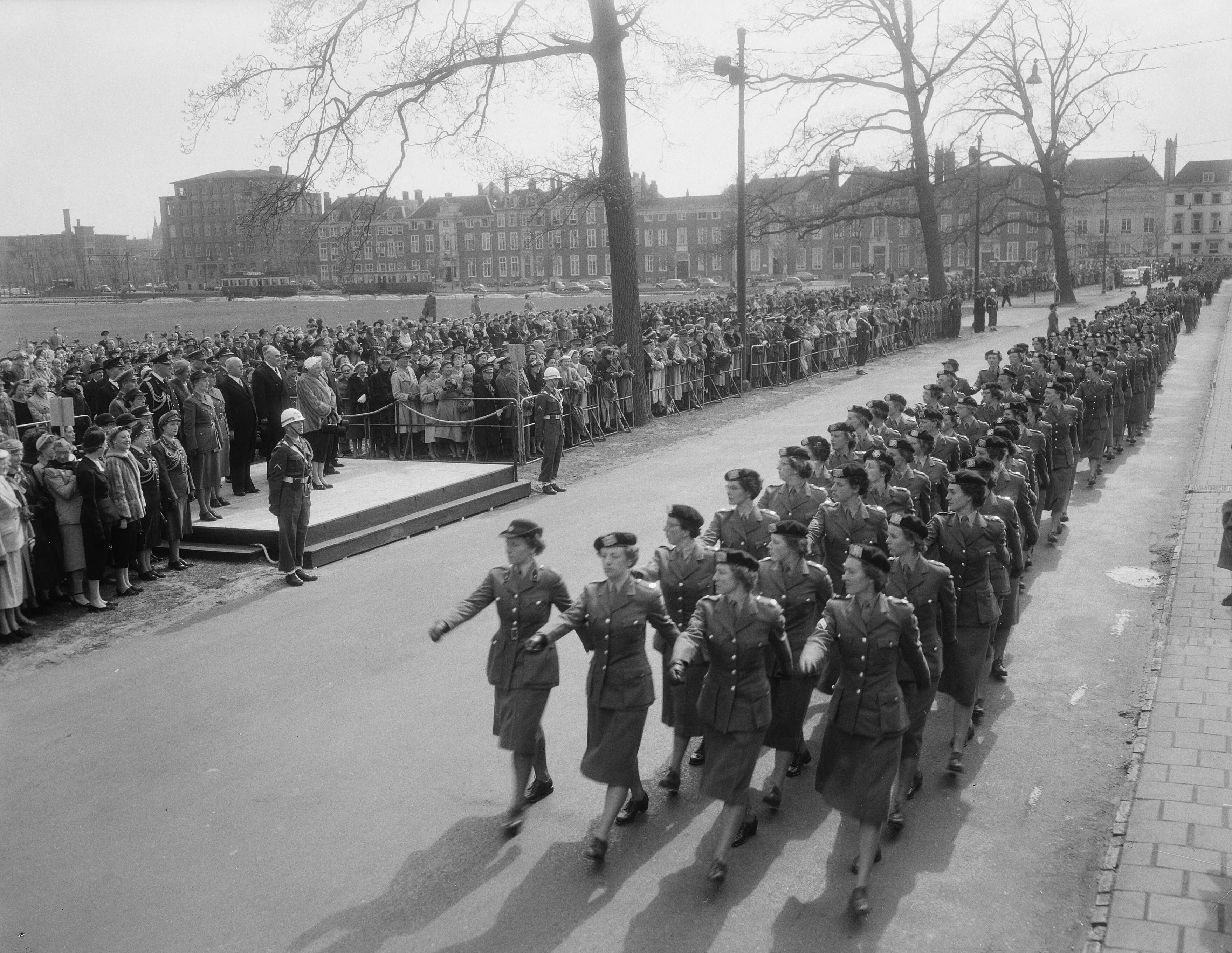 Fotocollectie Anefo — 10-jarig bestaan Milva. Defilé voor koningin Juliana in Den Haag — Foto: Duinen, G.W. van / Anefo. Licentie: Set B: Rechtenvrij / Publiek Domein. Bron: Nationaal Archief. http://hdl.handle.net/10648/a9218188-d0b4-102d-bcf8-003048976d84