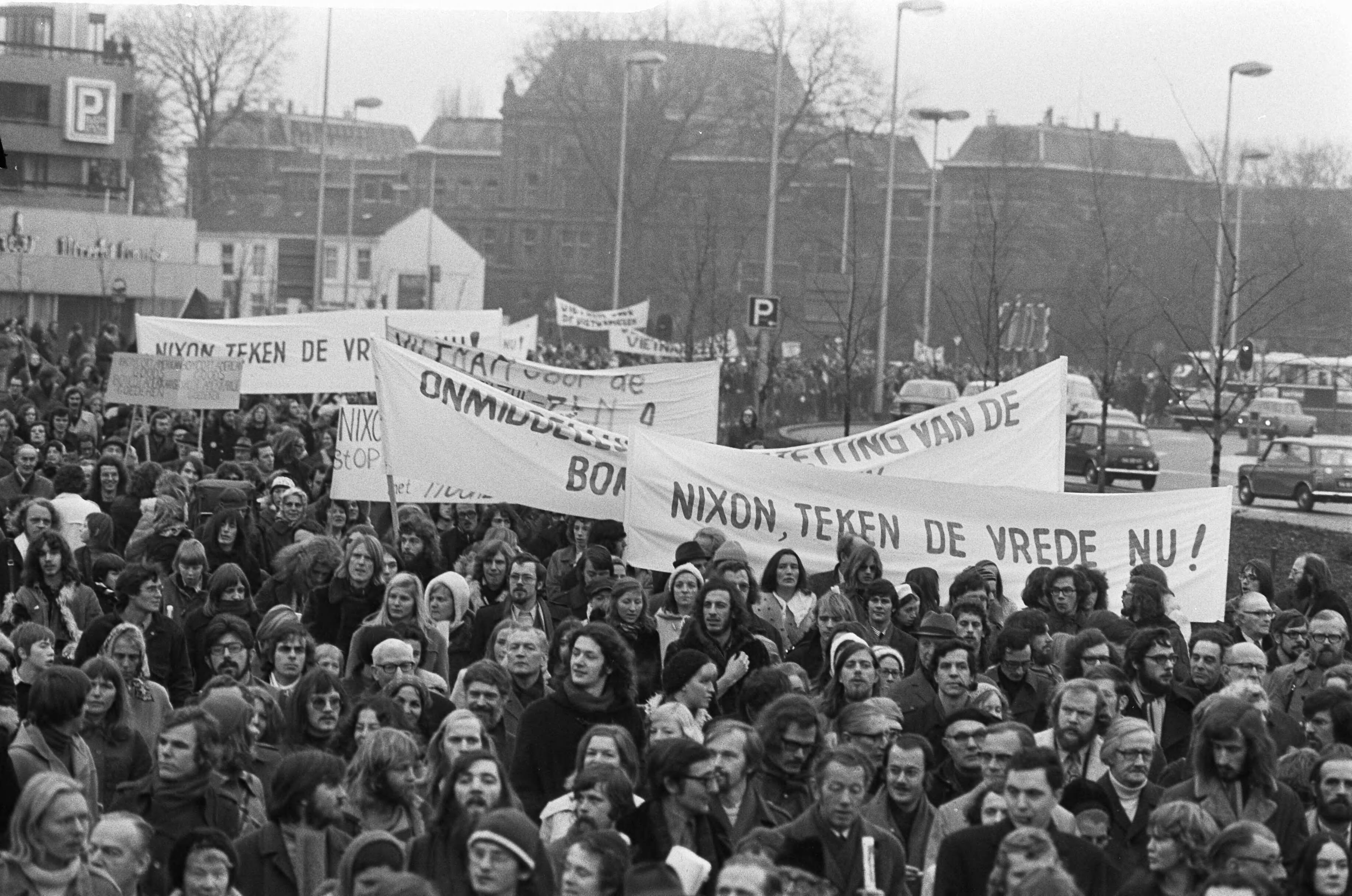 Fotocollectie Anefo — Demonstratie tegen oorlog in Vietnam van meer dan 50.000 mensen in Utrecht, de demonstranten trekken door Utrecht — Foto: Punt, W. / Anefo. Licentie: Set B: Rechtenvrij / Publiek Domein. Bron: Nationaal Archief. http://hdl.handle.net/10648/ac21a6e2-d0b4-102d-bcf8-003048976d84