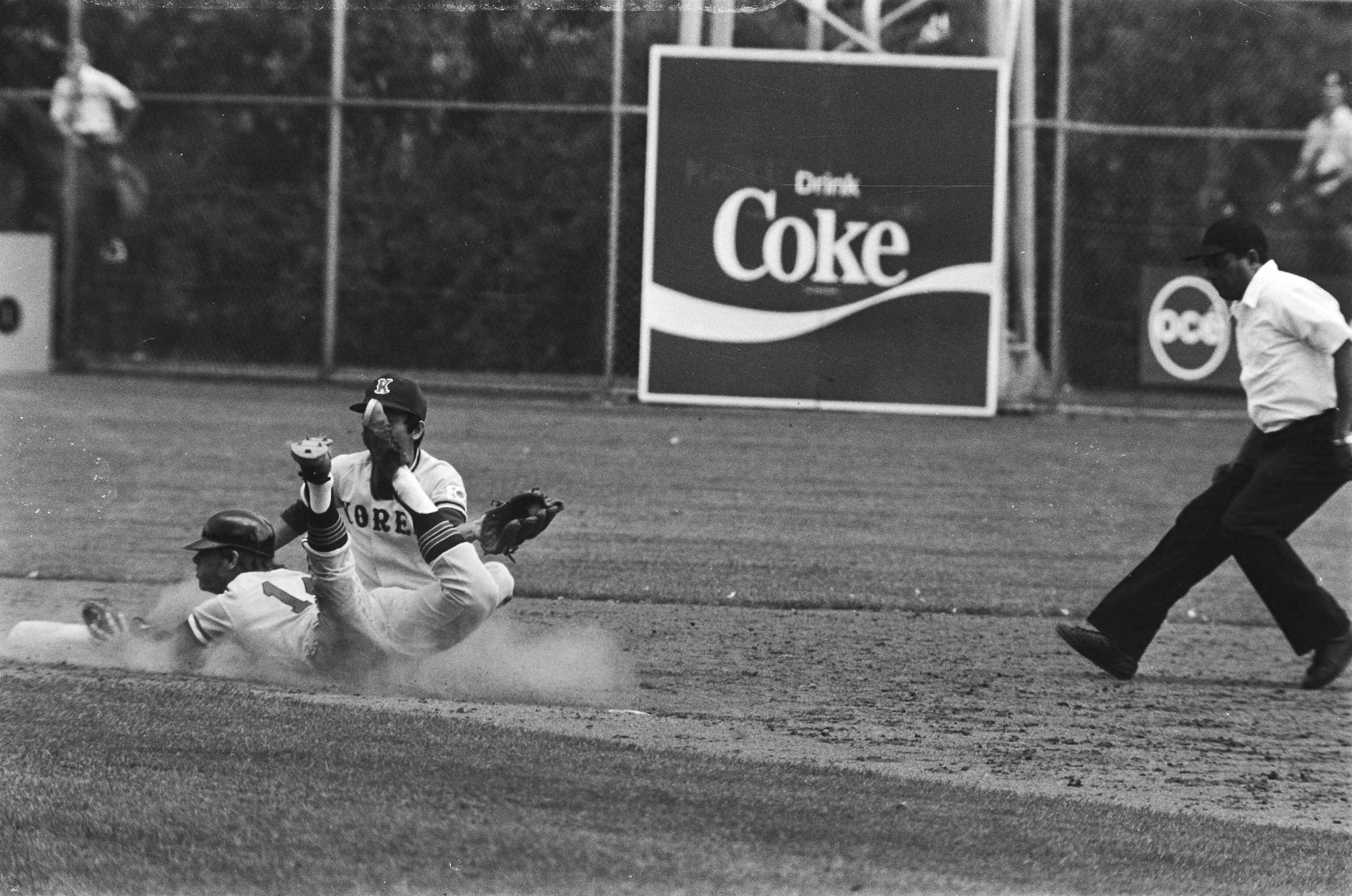 Fotocollectie Anefo — Haarlemse honkbalweek, Nederland tegen Korea; Urbanus komt glijdend binnen op tweede honk — Foto: Verhoeff, Bert / Anefo. Licentie: Set B: Rechtenvrij / Publiek Domein. Bron: Nationaal Archief. http://hdl.handle.net/10648/acba0d7e-d0b4-102d-bcf8-003048976d84