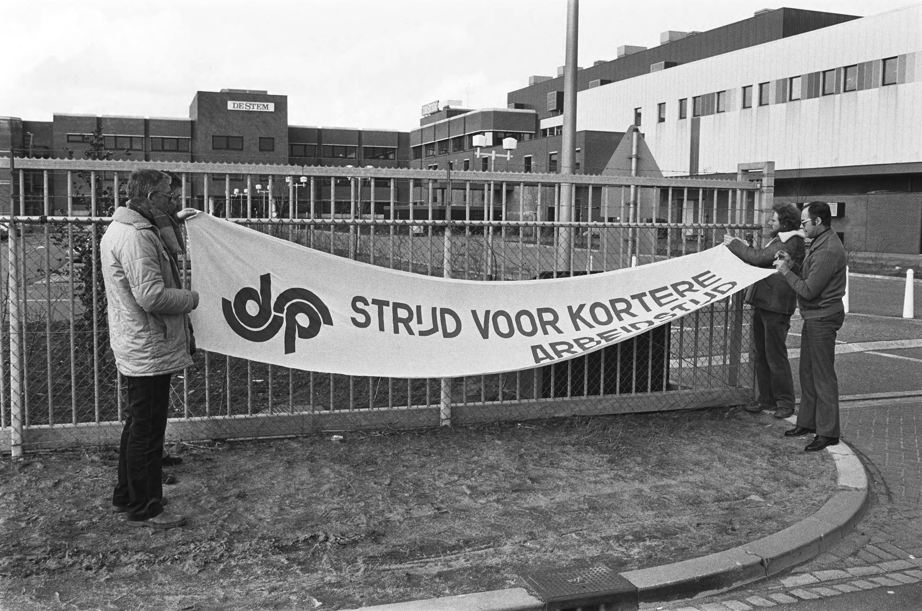 Fotocollectie Anefo — Grafisch personeel van dagblad "De Stem" in Breda besluit tijdens vergadering het werk weer te hervatten — Foto: Antonisse, Marcel / Anefo. Licentie: Set B: Rechtenvrij / Publiek Domein. Bron: Nationaal Archief. http://hdl.handle.net/10648/ad12d5b2-d0b4-102d-bcf8-003048976d84