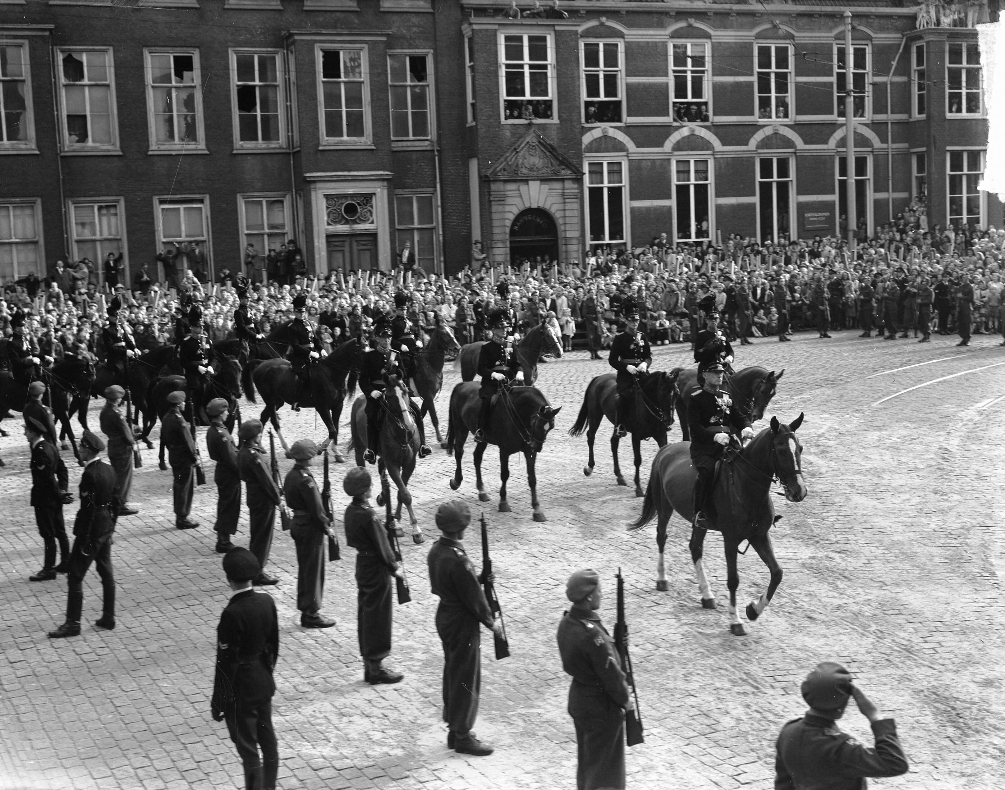 Intocht van koningin Juliana in Den Haag (1948) — Intocht Koningin Juliana in Den Haag. Huzaren — Foto: Merk, Ben / Anefo. Licentie: Set B: Rechtenvrij / Publiek Domein. Bron: Nationaal Archief. http://hdl.handle.net/10648/a8bd3f3e-d0b4-102d-bcf8-003048976d84