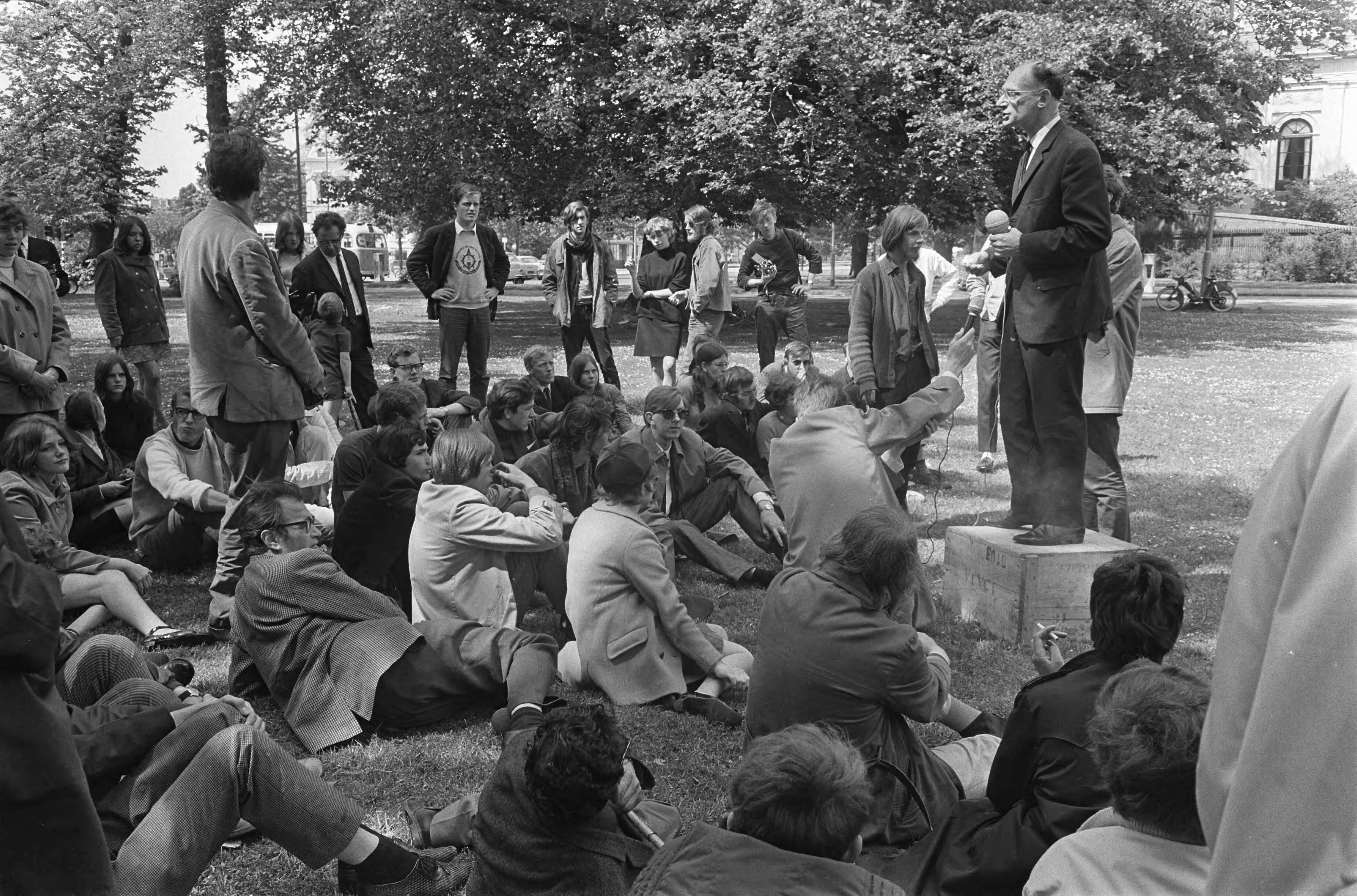 Fotocollectie Anefo — Sprekerscorner in Haarlem op het Vlooienveld, Godfried Bomans als eerste spreker — Foto: Koch, Eric / Anefo. Licentie: Set B: Rechtenvrij / Publiek Domein. Bron: Nationaal Archief. http://hdl.handle.net/10648/ab19f8e4-d0b4-102d-bcf8-003048976d84