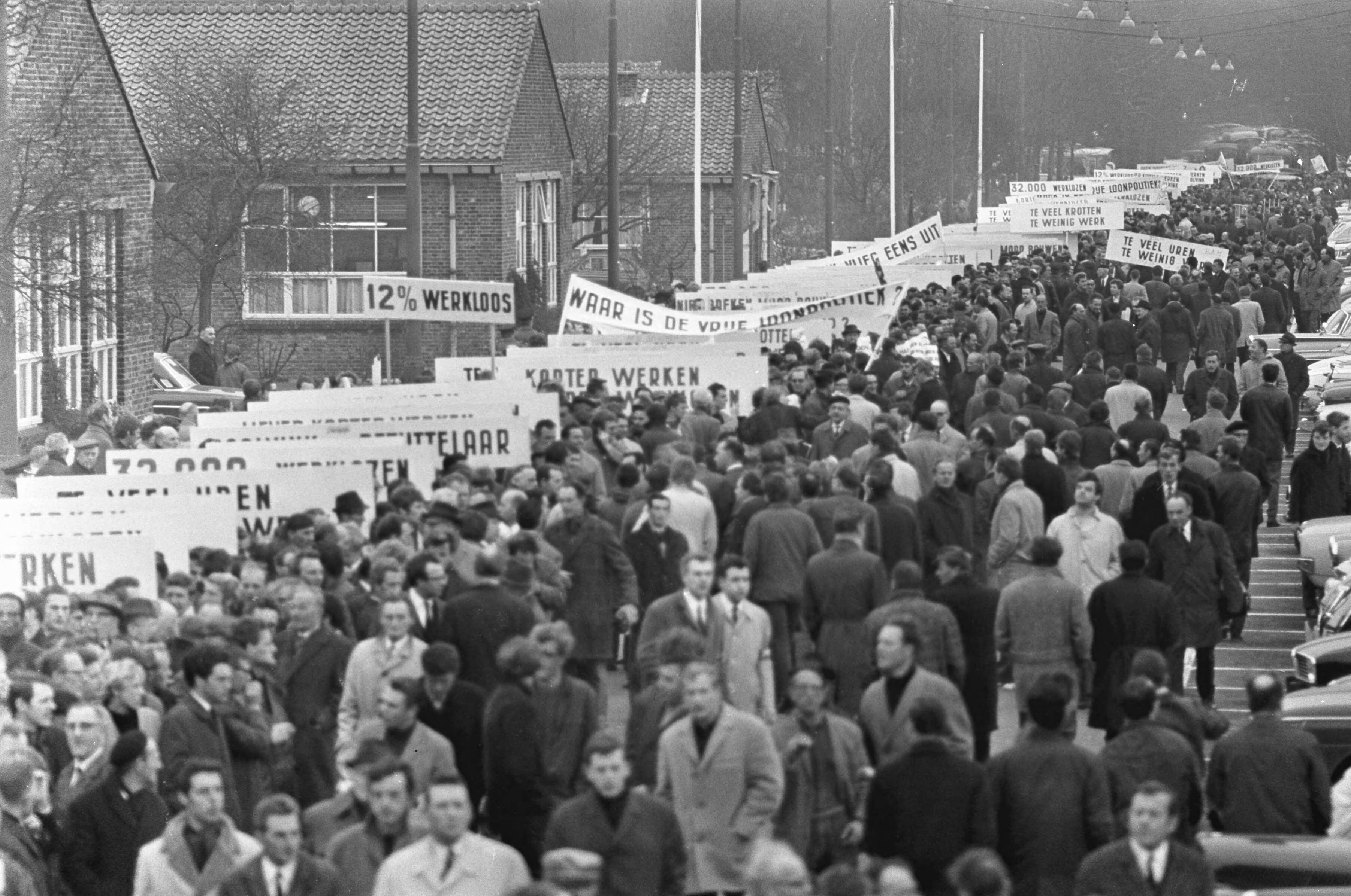 Fotocollectie Anefo — Bouwvakkers demonstreren in Den Haag . Aanvang demonstratie op het Malieveld — Foto: Koch, Eric / Anefo. Licentie: Set B: Rechtenvrij / Publiek Domein. Bron: Nationaal Archief. http://hdl.handle.net/10648/ab3b7c80-d0b4-102d-bcf8-003048976d84