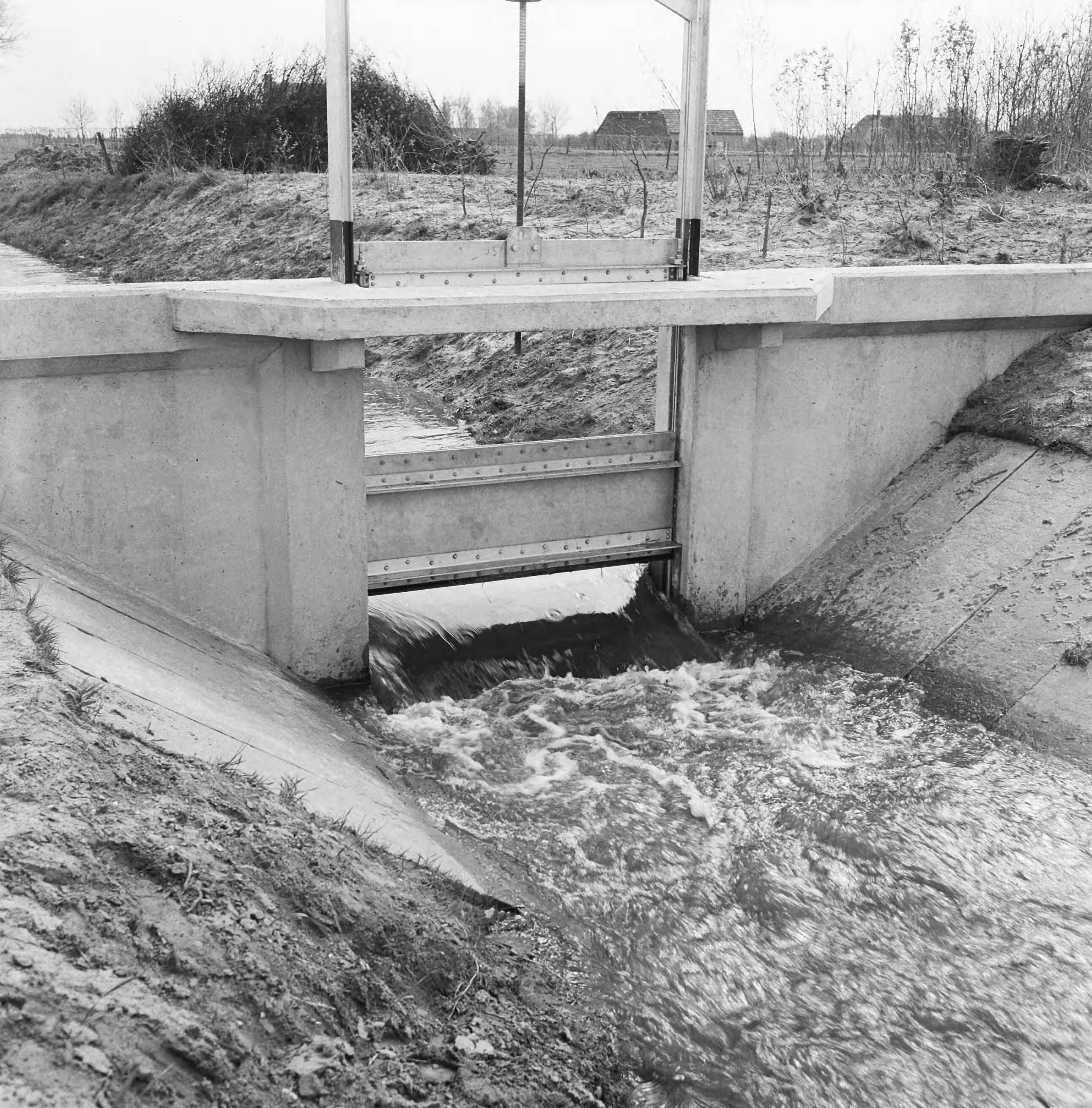 Fotocollectie Nederlandse Heidemaatschappij — Stuw ontwateringsplan Leurse haven, met dubbele aluminium schuif, gemeente Etten-Leur. 1958 — Foto: Eyssen, [...] / Heidemij. Licentie: Set B: Rechtenvrij / Publiek Domein. Bron: Nationaal Archief. http://hdl.handle.net/10648/ae5f1818-d0b4-102d-bcf8-003048976d84