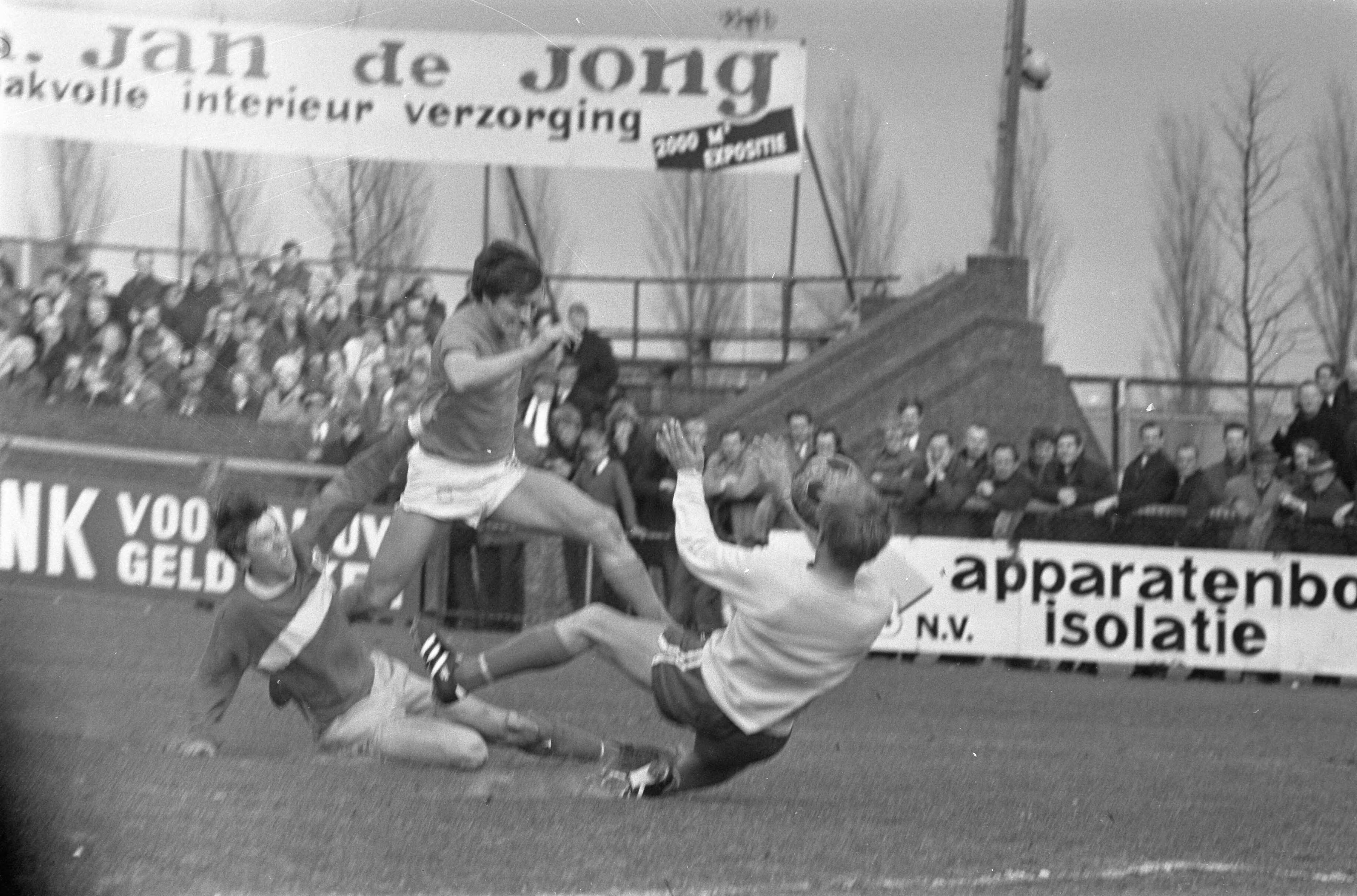 Cambuur-Volendam: 2-0 — Kras van Volendam (midden) in actie — Foto: Fotograaf Onbekend / Anefo. Licentie: Set B: Rechtenvrij / Publiek Domein. Bron: Nationaal Archief. http://hdl.handle.net/10648/ab93c2d2-d0b4-102d-bcf8-003048976d84