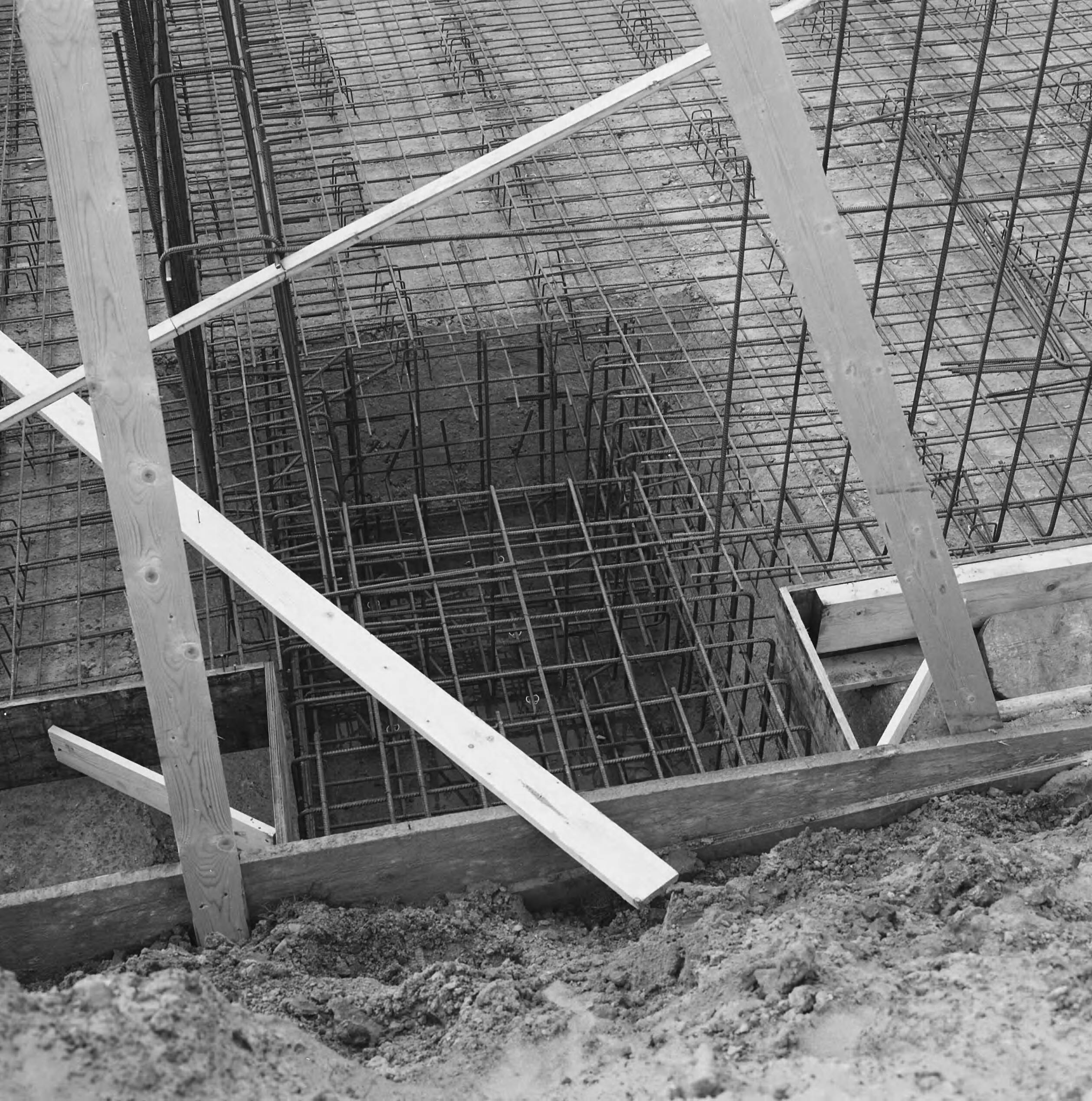 Fotocollectie Nederlandse Heidemaatschappij — Betonwapening voor de bouw van het zwembad te Scherpenzeel (afd. constructie AA) — Foto: Fotograaf Onbekend / Heidemij. Licentie: Set B: Rechtenvrij / Publiek Domein. Bron: Nationaal Archief. http://hdl.handle.net/10648/ae83327a-d0b4-102d-bcf8-003048976d84