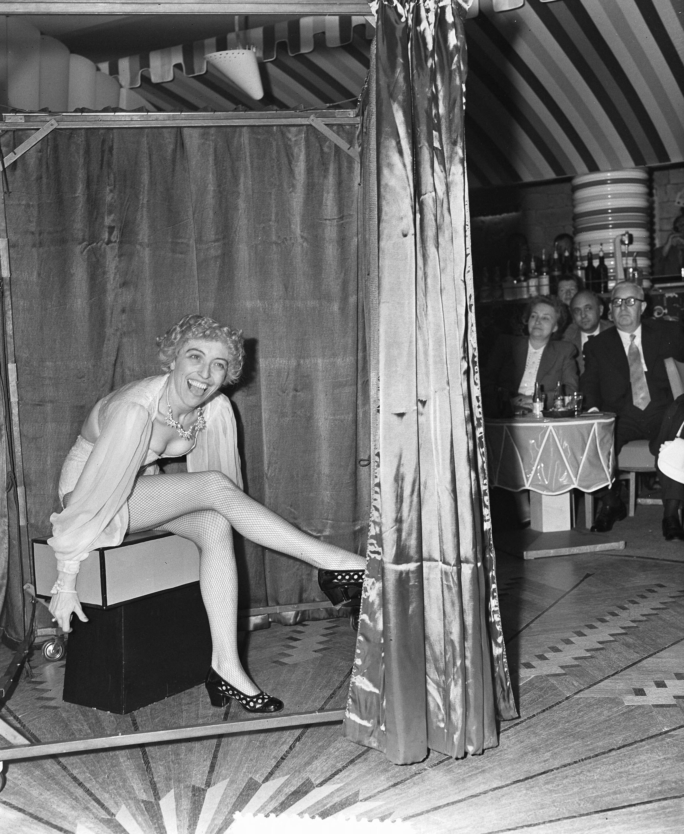 Fotocollectie Anefo — Opdracht Cabaret Zandvoort. Goochelnummer — Foto: Duinen, H. van / Anefo. Licentie: Set B: Rechtenvrij / Publiek Domein. Bron: Nationaal Archief. http://hdl.handle.net/10648/a922d97a-d0b4-102d-bcf8-003048976d84