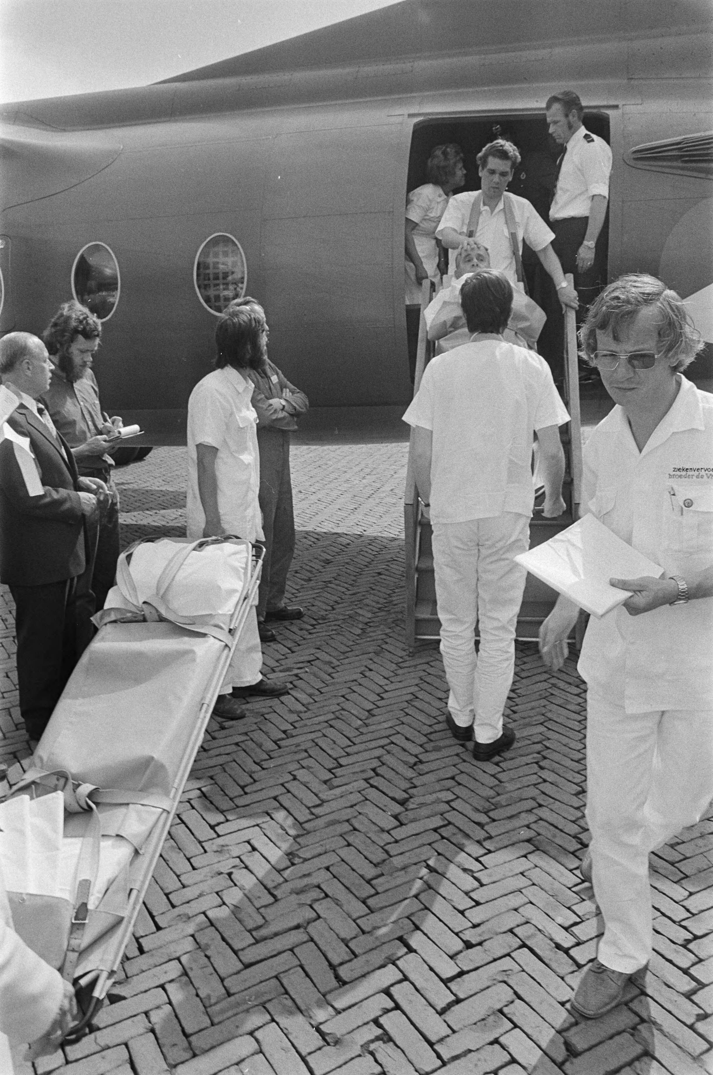 Fotocollectie Anefo — Gewonden van busramp in Joegoslavie komen aan op Soesterberg gewonden komen uit vliegtuig per brancard — Foto: Croes, Rob C. / Anefo. Licentie: Set B: Rechtenvrij / Publiek Domein. Bron: Nationaal Archief. http://hdl.handle.net/10648/ac4edd06-d0b4-102d-bcf8-003048976d84