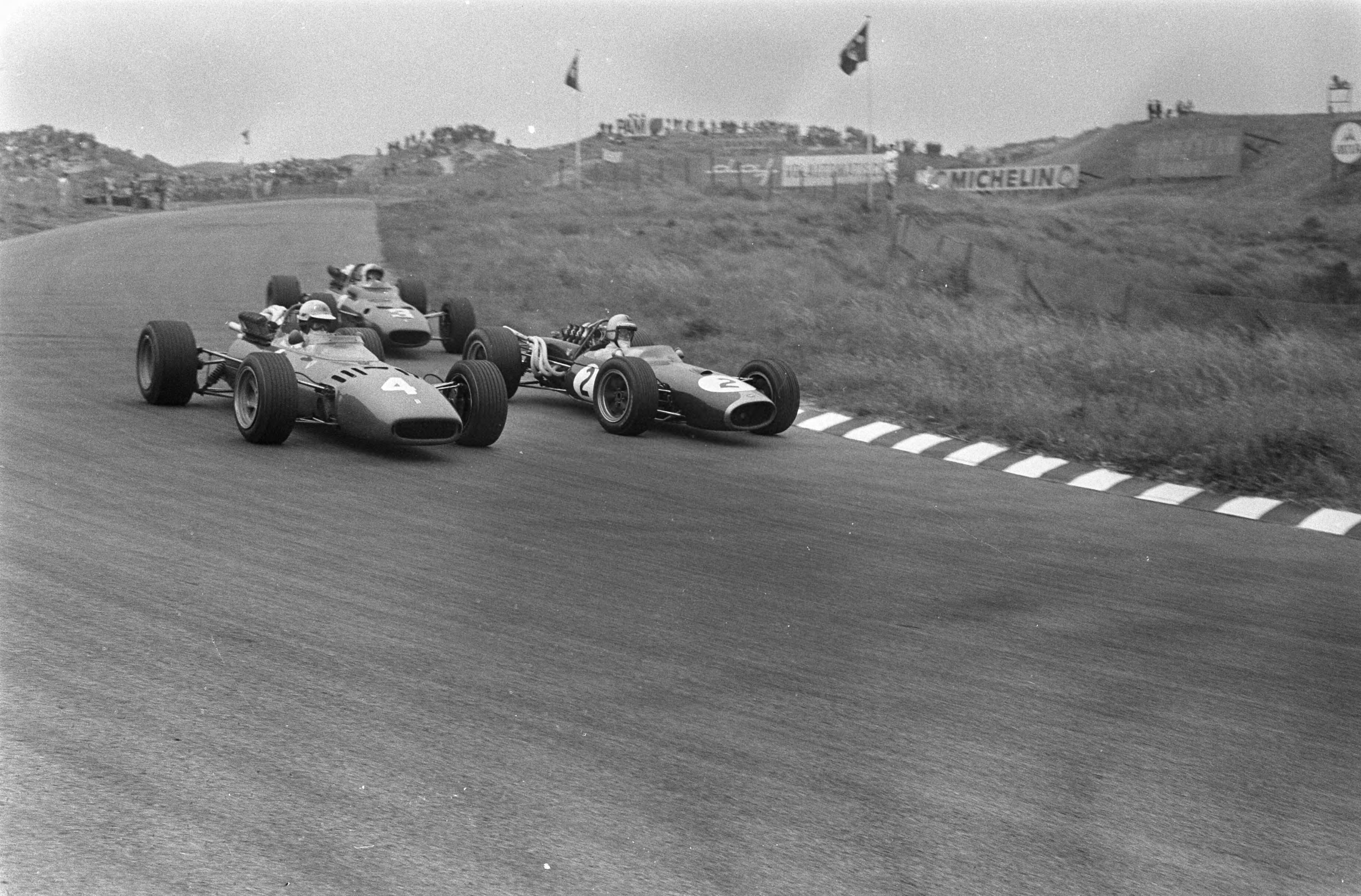 Fotocollectie Anefo — Grand Prix te Zandvoort, strijd om de derde en vierde plaats — Foto: Koch, Eric / Anefo. Licentie: Set B: Rechtenvrij / Publiek Domein. Bron: Nationaal Archief. http://hdl.handle.net/10648/ab1af6d6-d0b4-102d-bcf8-003048976d84