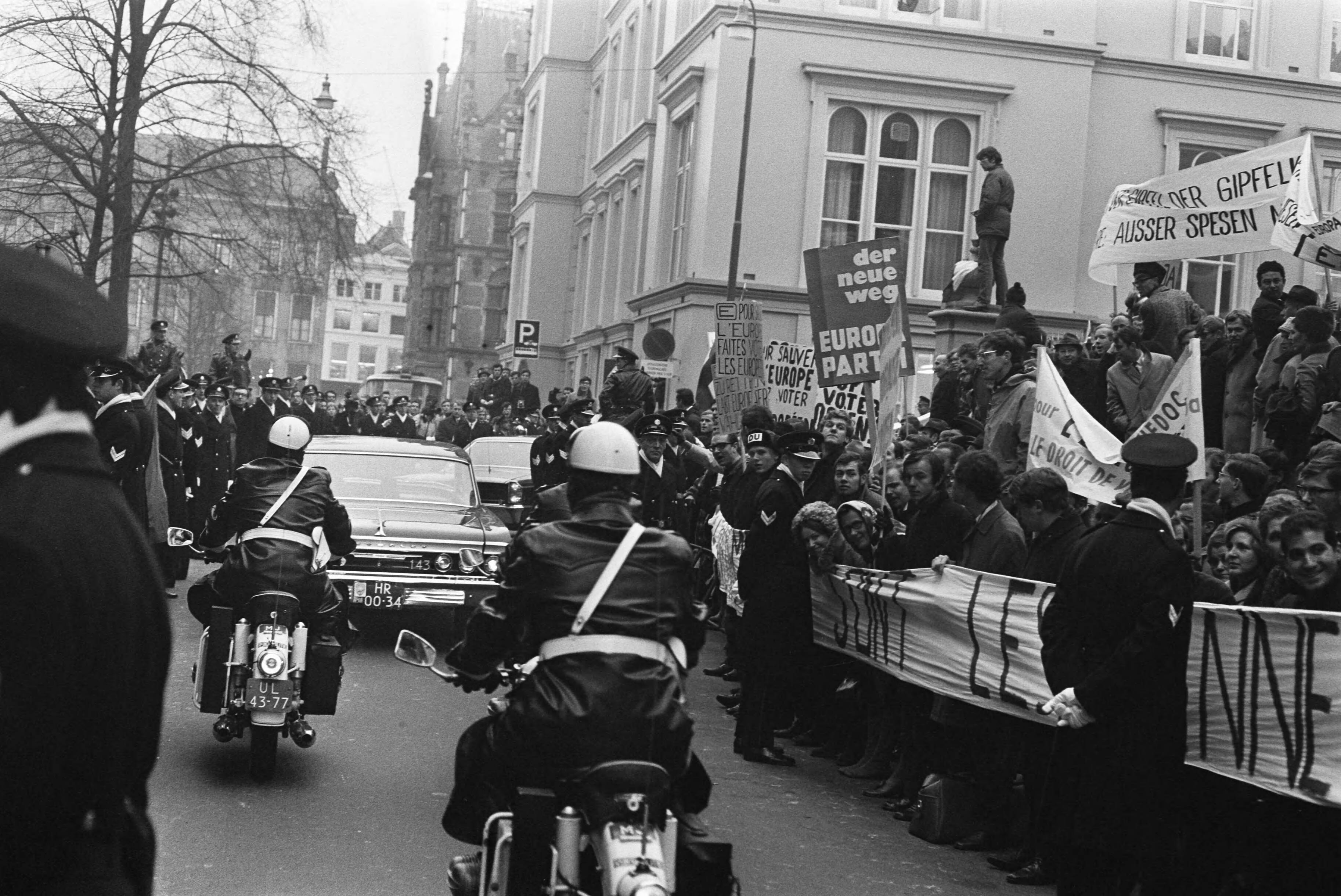 Fotocollectie Anefo — Demonstraties bij het Binnenhof Den Haag tijdens EEG-conferentie. Een Franse demonstrante wordt door de politie naar politie-auto vervoerd — Foto: Verhoeff, Bert / Anefo. Licentie: Set B: Rechtenvrij / Publiek Domein. Bron: Nationaal Archief. http://hdl.handle.net/10648/ab842b4c-d0b4-102d-bcf8-003048976d84